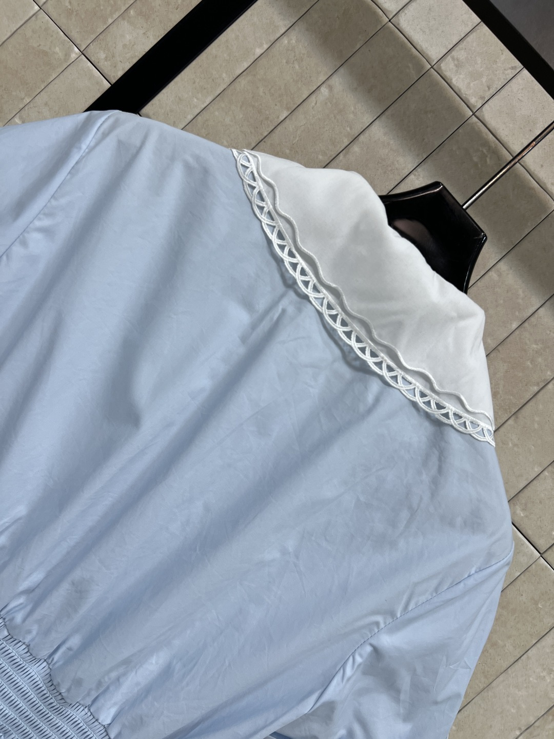 MIU家 26夏季新款 蓝色收腰连衣裙 轻薄棉质面料超透气 白色娃娃领+镂空花边 腰部松紧设计 修饰身形