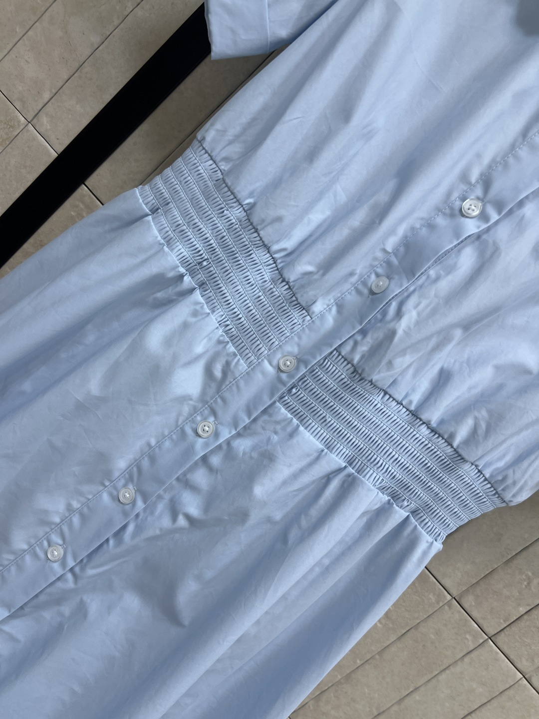 MIU家 26夏季新款 蓝色收腰连衣裙 轻薄棉质面料超透气 白色娃娃领+镂空花边 腰部松紧设计 修饰身形
