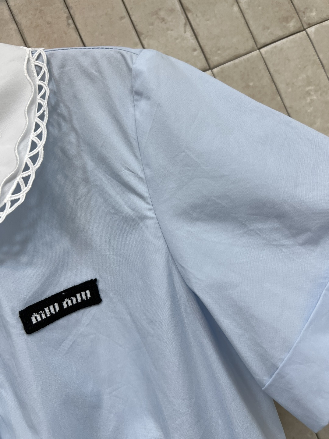 MIU家 26夏季新款 蓝色收腰连衣裙 轻薄棉质面料超透气 白色娃娃领+镂空花边 腰部松紧设计 修饰身形