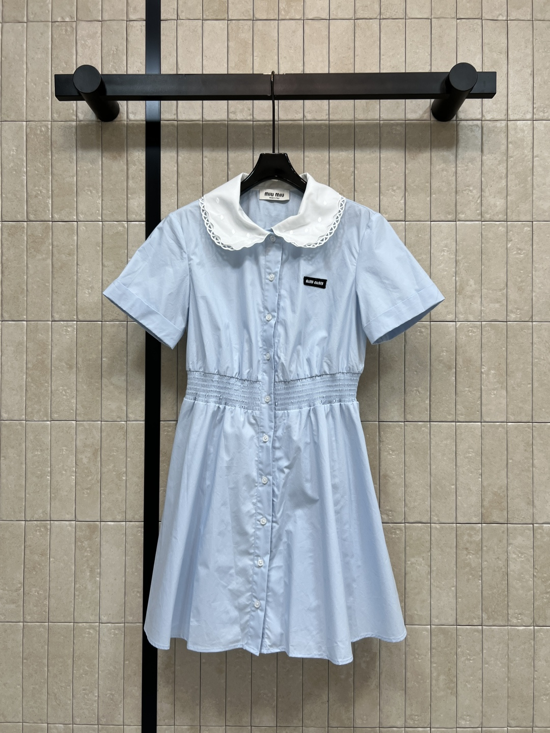 NO:860778,MIU's 26 new summer style blue waist dress. Light cotton fabric is super breathable. White doll collar + hollow lace. Elastic waist design. Modify the body shape and is very comfortable. Short sleeves + front buttons. Easy to put on and take off and show details. Easy to control for daily commuting and leisure. Pair with white shoes or single shoes. Full of freshness. Three sizes in one color. Size/S-M-L,,miumiu,skirts,T-shirt,19860909MIU家 26夏季新款 蓝色收腰连衣裙 轻薄棉质面料超透气 白色娃娃领+镂空花边 腰部松紧设计 修饰身形还很舒适 短袖+正面纽扣 穿脱方便又显细节感 日常通勤 休闲都能轻松驾驭 搭配小白鞋或单鞋 清新感满满 一色三码Size/S-M-L,,miumiu,skirts,T-shirt,,Women's clothing