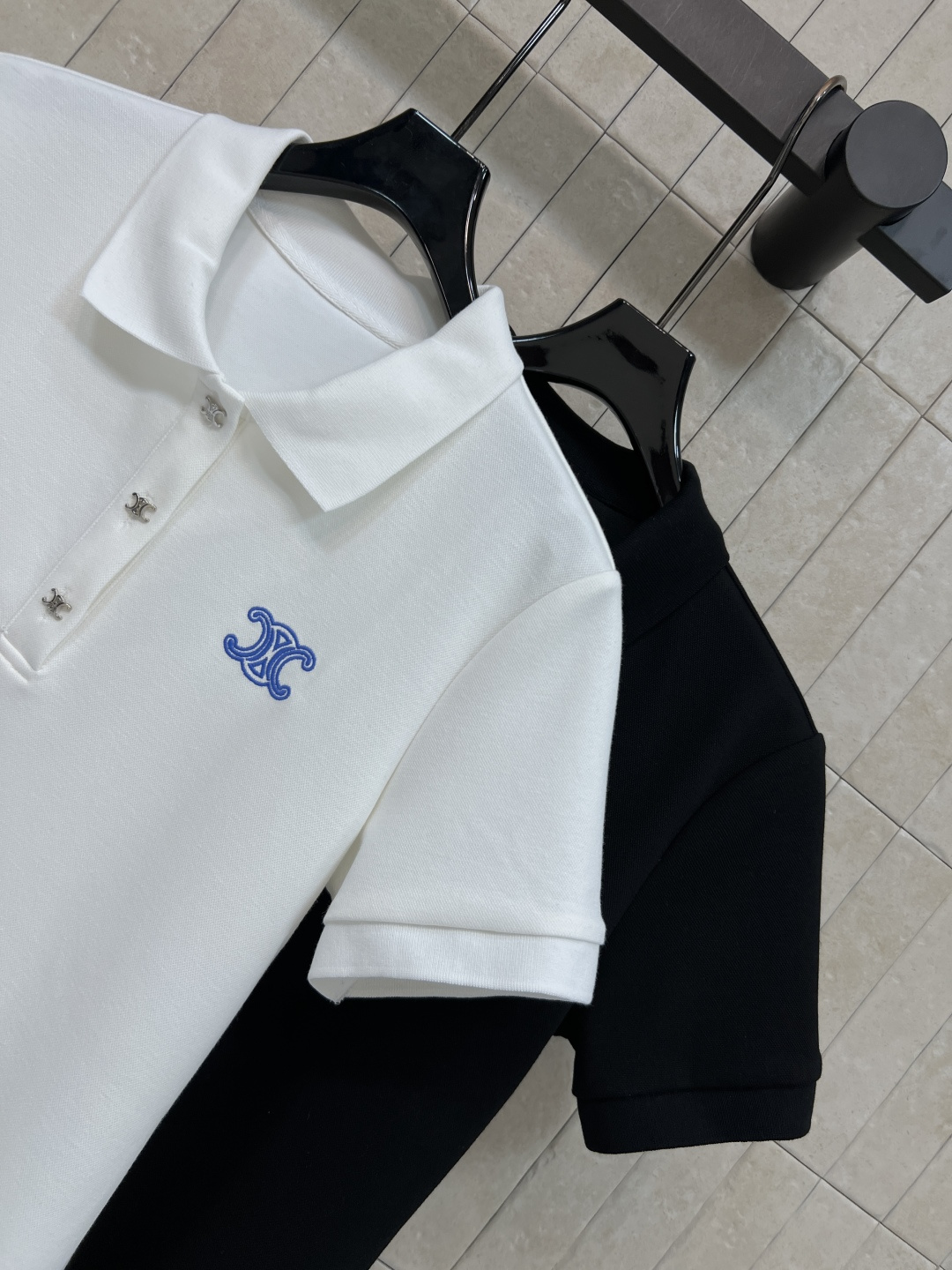 CE家 26夏季新款 短袖T恤连衣裙 经典Polo领版型 logo刺绣点缀 直筒A字版型 利落短袖设计 