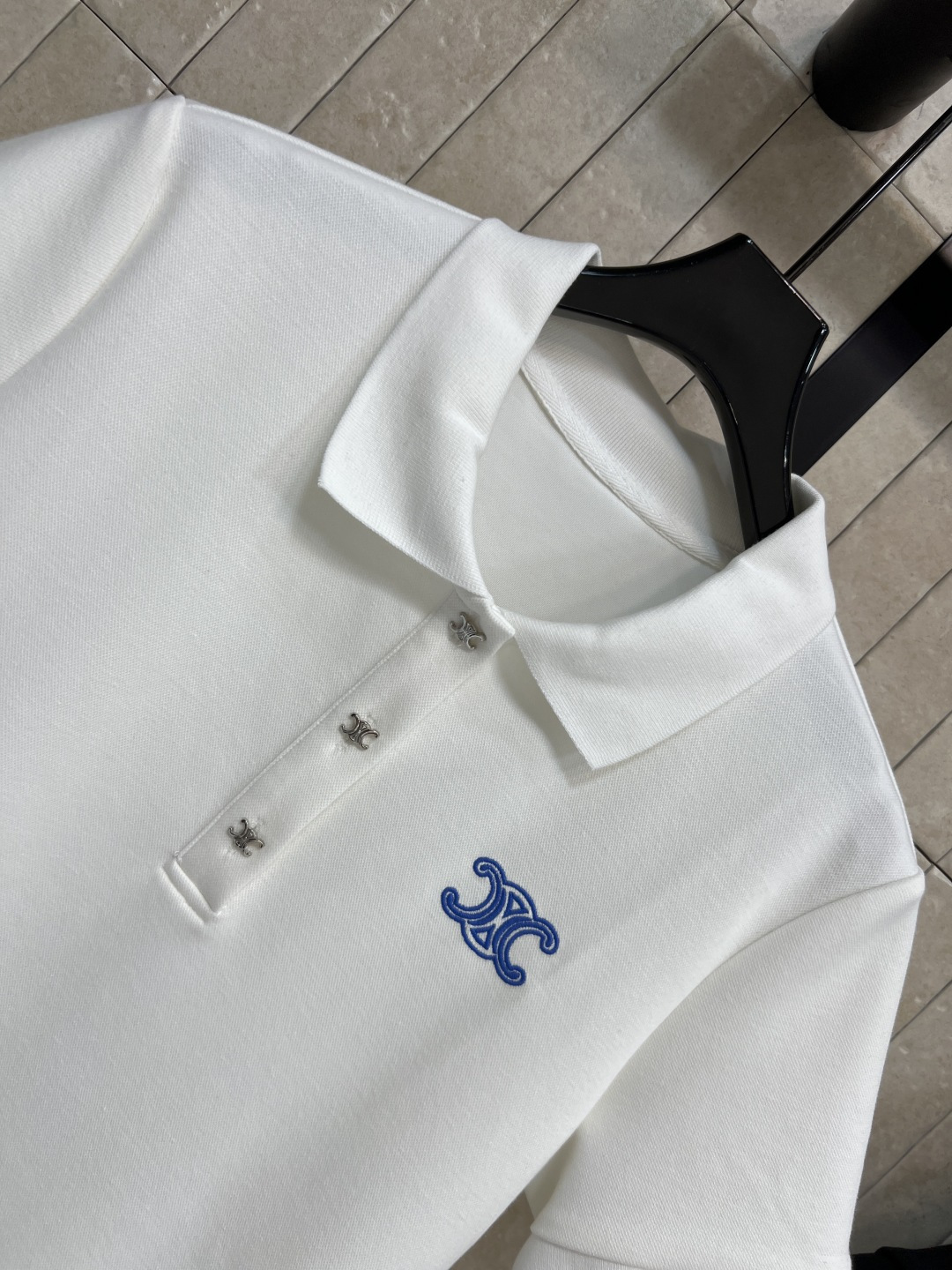 CE家 26夏季新款 短袖T恤连衣裙 经典Polo领版型 logo刺绣点缀 直筒A字版型 利落短袖设计 