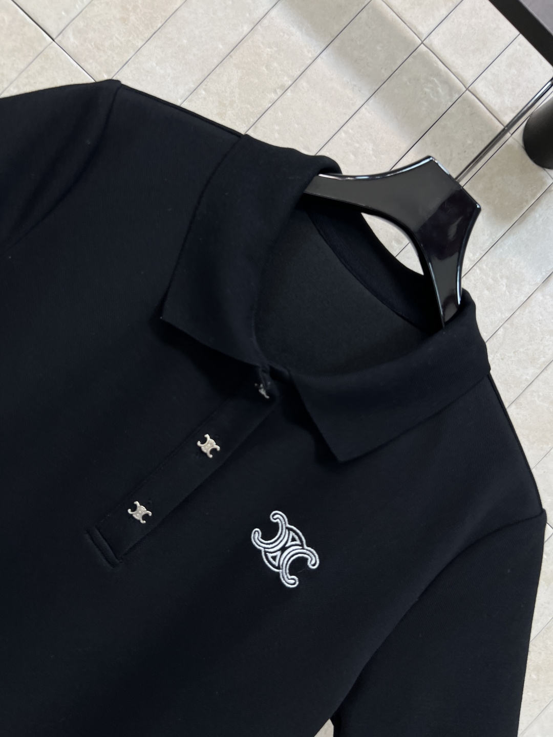 CE家 26夏季新款 短袖T恤连衣裙 经典Polo领版型 logo刺绣点缀 直筒A字版型 利落短袖设计 