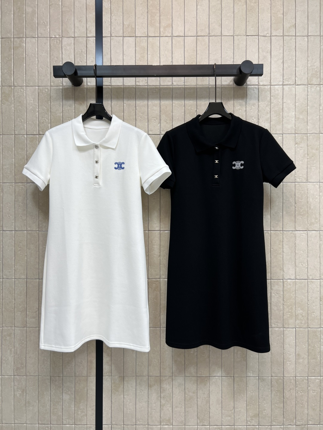 NO:860799,CE Home's 26 new summer style short-sleeved T-shirt dress, classic Polo collar version, logo embroidery embellishment, straight A-line version, neat short-sleeved design, not tight and not flattering, casual and casual. Pair with white shoes, canvas shoes, simple bag for commuting, daily shopping, dating, and travel. Two colors and three sizes, Size/S-M-L, skirts, T-shirt, tees, t-shirt,19860909CE家 26夏季新款 短袖T恤连衣裙 经典Polo领版型 logo刺绣点缀 直筒A字版型 利落短袖设计 不紧绷不挑身材 随性休闲 搭配小白鞋 帆布鞋 简约包包可通勤出行 日常逛街 约会 出游都合适 两色三码Size/S-M-L,,skirts,T-shirt,tees，t-shirt,,Women's clothing