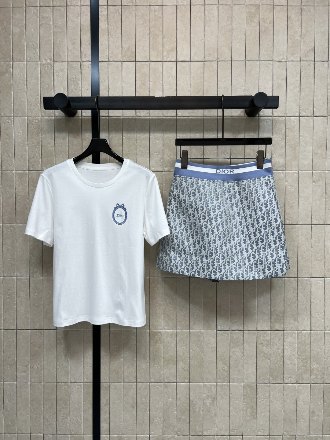 NO:860820,D Home 26 new summer style presbyopia suit, white T+high-waisted culottes, loose fit and not flattering on the figure, exquisite oval badge embroidery on the chest, simple and not monotonous, elastic waistband fits the waist, no restraint to wear, high-count pure cotton fabrics selected, suitable for daily commuting, shopping and dating, vacation travel, directly full of summer atmosphere, two colors and three sizes, Size/S-M-L,, dior, skirts,19860909D家 26夏季新款 老花套装 白T+高腰裤裙 宽松版型不挑身材 胸口精致椭圆徽章刺绣 简约不单调 松紧腰头贴合腰部 穿着无束缚 甄选高支纯棉面料 适配日常通勤 逛街约会 度假出游 夏日氛围感直接拉满 两色三码Size/S-M-L,,dior,skirts,,Women's clothing