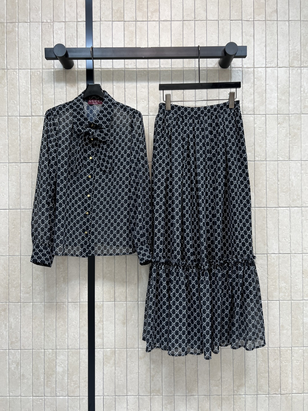 NO:860757,Shirt Skirt 26 new summer style GG jacquard suit Long-sleeved shirt + high-waisted skirt Light and breathable fabric Classic lapel + tie design High-waisted ruffled skirt with wide hem Elastic waist design is not flattering on the figure The interior is equipped with a skin-friendly breathable lining Calm and elegant, can be easily controlled for commuting, dating, and daily life Three sizes in one color Size/S-M-L  Shirt 5765200 Skirt 9799210,,skirts,shirts,19860909衬衫 半裙 26夏季新款 GG提花套装 长袖衬衫+高腰半裙 面料轻盈透气 经典翻领+系带设计 高腰荷叶边大摆半身裙 松紧腰设计不挑身材 内里搭配亲肤透气衬里 沉稳大气 通勤 约会 日常都能轻松驾驭 一色三码Size/S-M-L 衬衫5765200半裙9799210,,skirts,shirts,,Women's clothing