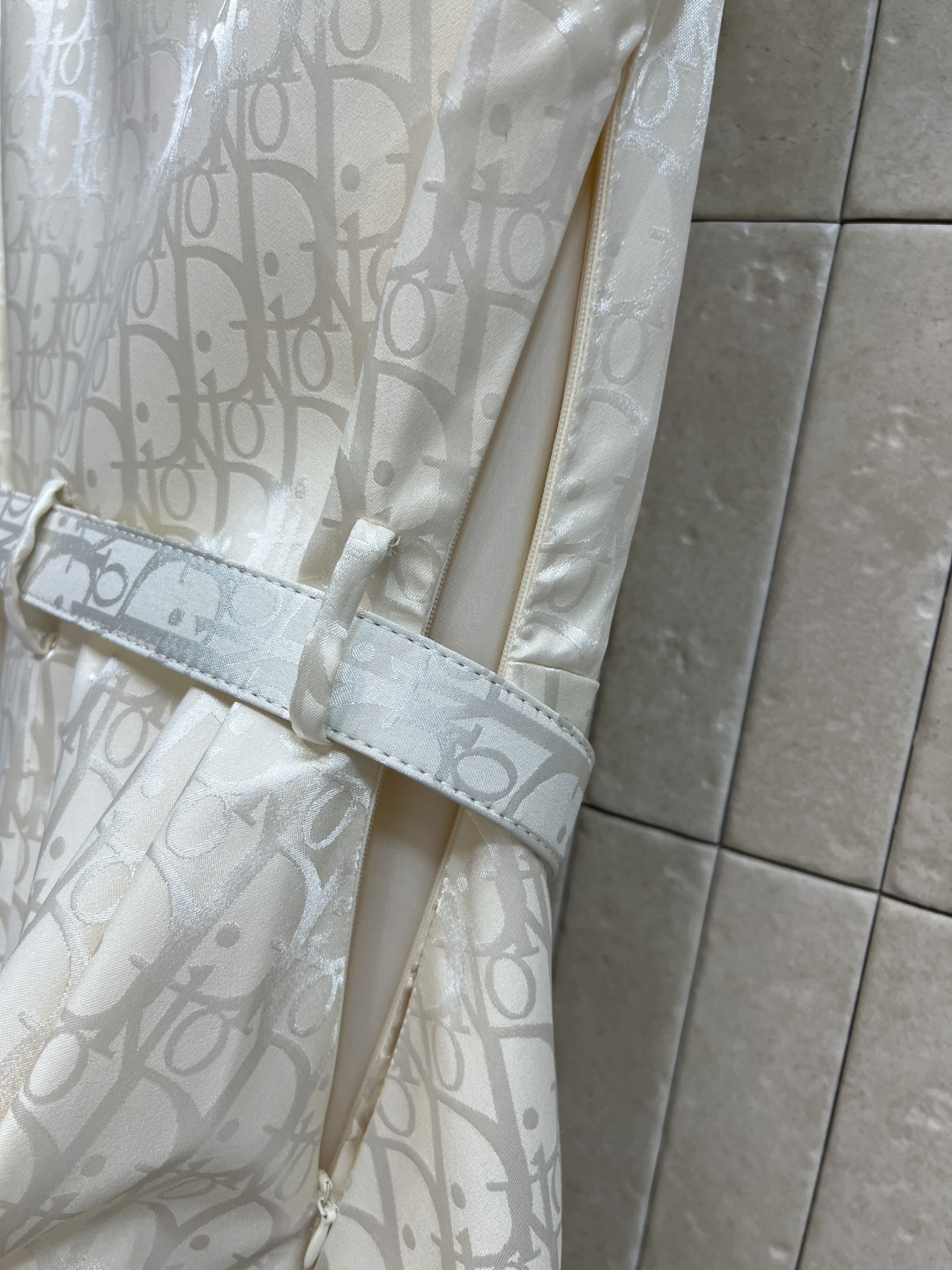 D家 26夏季新款 衣架立领连衣裙 面料轻薄顺滑透气 简约立领修饰脖颈线条 精致暗纹提花 低调不浮夸 同
