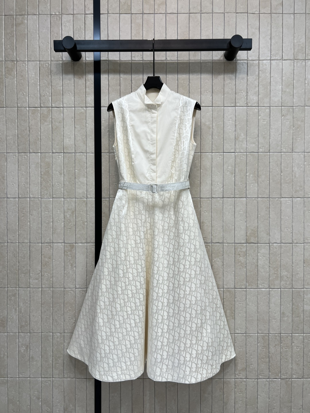 NO:862224,D Home 26 new summer style hanger stand-up collar dress. The fabric is light, smooth and breathable. The simple stand-up collar modifies the neck line. Exquisite dark pattern jacquard. Low-key but not exaggerated. The same color belt cinches the waist line. The sleeveless design is refreshing and neat. The large drape skirt covers the crotch and hides the flesh. The upper body is smooth and elegant. It is suitable for daily commuting and light dates. Suitable for all outfits. Two colors and four codes, Size/S-M-L-XL,, dior, skirts,19860909D家 26夏季新款 衣架立领连衣裙 面料轻薄顺滑透气 简约立领修饰脖颈线条 精致暗纹提花 低调不浮夸 同色系腰带收束腰线 无袖设计清爽利落 大垂感裙摆遮胯藏肉 上身平整大气 日常通勤 轻约会 穿搭都适配 两色四码Size/S-M-L-XL,,dior,skirts,,Women's clothing