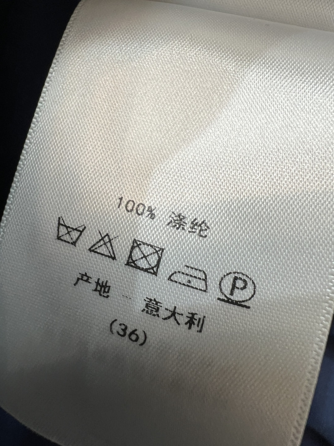 D家 26夏季新款 衣架立领连衣裙 面料轻薄顺滑透气 简约立领修饰脖颈线条 精致暗纹提花 低调不浮夸 同