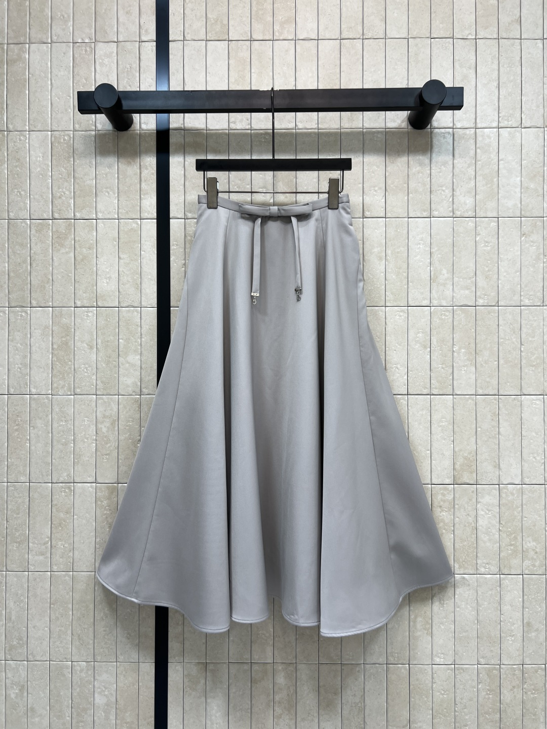 NO:862321,D Home 26 new summer style gray full skirt, stiff and anti-wrinkle, not easy to collapse and deform, embellished with bow ties at the waist, easy to put on and take off with side zippers, large arc umbrella-shaped cut, full drape, suitable for commuting and dignified sweaters, gentle dates, stable daily atmosphere, four sizes in one color, Size/S-M-L-XL,, dior, skirts, shirts,19860909D家 26夏季新款 灰色大摆半身裙 挺括抗皱 不易软塌变形 腰部蝴蝶结系带点缀 侧边拉链穿脱方便 大弧度伞形剪裁 垂坠感拉满 搭配针织衫 衬衫 通勤端庄 约会温柔 日常氛围感稳稳拿捏 一色四码Size/S-M-L-XL,,dior,skirts,shirts,,Women's clothing