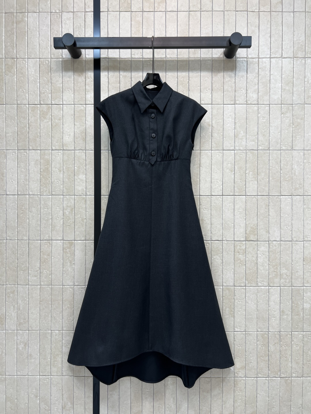 NO:862256,D Home 26 new summer style POLO collar dress, delicate and smooth, anti-wrinkle and stylish, sleeveless design with delicate pleats on the chest, slimming and body-modifying, large arc drape skirt, short front and long back curved hem, simple and elegant, easy to control for commuting and daily life, canvas shoes, Mary Jane shoes or small leather shoes, you can easily switch styles, four sizes in one color, Size/S-M-L-XL,,dior,mary jane,skirts,19860909D家 26夏季新款 POLO领连衣裙 细腻垂顺 抗皱有型 无袖设计胸前细腻收褶 显瘦又修饰身形 大弧度垂坠裙摆 下摆前短后长弧形剪裁 简约大方 通勤日常都能轻松驾驭 帆布鞋 玛丽珍鞋或小皮鞋都能轻松切换风格 一色四码Size/S-M-L-XL,,dior,mary jane,skirts,,Women's clothing
