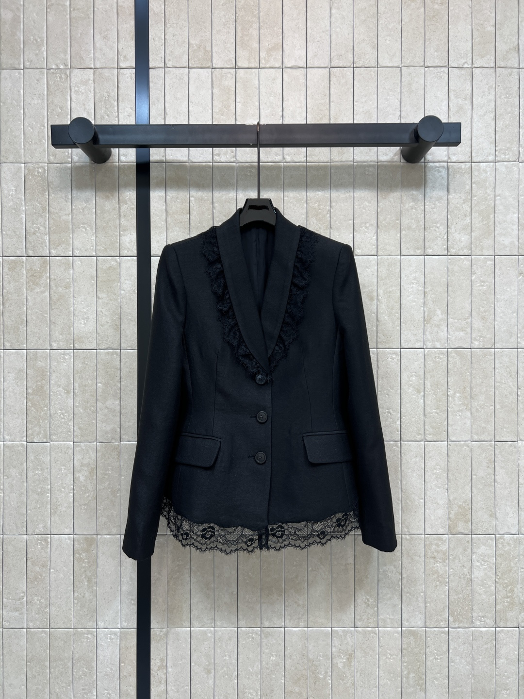 NO:862277,D Home 26 new summer style black lace splicing jacket. The fabric is fine and wrinkle-resistant. The drape is stylish and not dull. The neckline and hem are designed with lace edges. It is comfortable to wear and makes you look slim. Symmetrical patch pocket design. It takes into account the aesthetics of the fit. Suitable for commuting, dating and daily wear. Pair with a hip skirt or high-waisted pants. Elegance is easy to control. Four sizes in one color. Size/S-M-L-XL,, dior, skirts, jackets & coats,19860909D家 26夏季新款 黑色蕾丝拼接外套 面料细腻抗皱 垂坠有型不沉闷 领口和下摆蕾丝边拼接设计 穿着舒适还显瘦 对称贴袋设计 兼顾版型美感 通勤 约会 日常穿搭都适配 搭配包臀裙或高腰裤 优雅气质轻松拿捏 一色四码Size/S-M-L-XL,,dior,skirts,jackets & coats,,Women's clothing