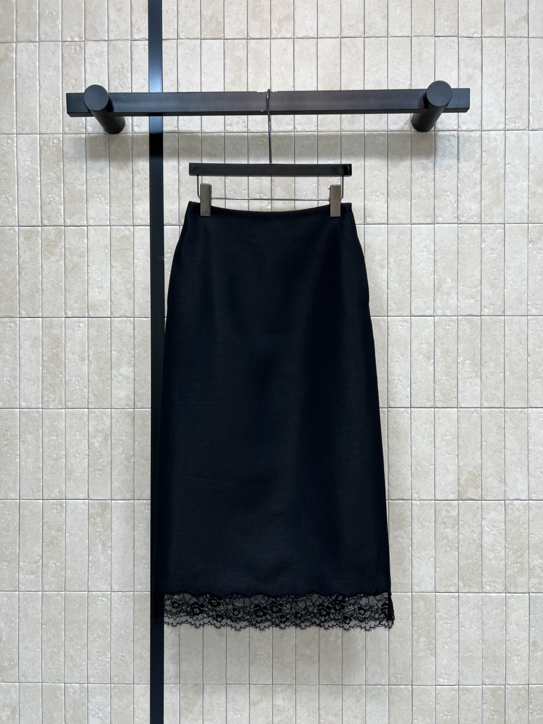 NO:862289,D Home 26 new summer style black straight skirt. The drape and luster of the fabric are not boring. The high-waisted straight version modifies the waistline and hides the muscles to show slimming. The lace splicing at the hem is super exquisite. The length is decent and generous. Suitable for commuting and dating. It goes well with white shirts or sweaters. Four sizes in one color. Size/S-M-L-XL,, dior, skirts, shirts,19860909D家 26夏季新款 黑色直筒半裙 面料垂坠感和光泽感不沉闷 高腰直筒版型 修饰腰线 藏肉显瘦 下摆蕾丝拼接花边超精致 长度得体大方 适配通勤 约会 日常多场景 搭配白衬衫或针织衫都很出彩 一色四码Size/S-M-L-XL,,dior,skirts,shirts,,Women's clothing