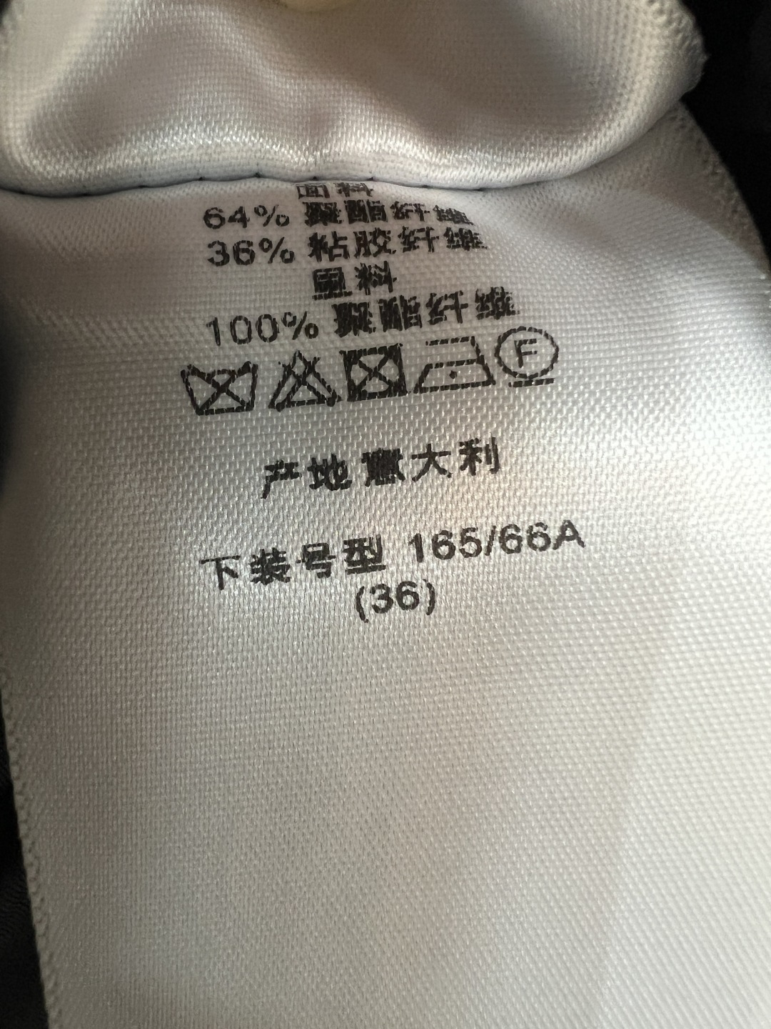D家 26夏季新款 黑色直筒半裙 面料垂坠感和光泽感不沉闷 高腰直筒版型 修饰腰线 藏肉显瘦  下摆蕾丝