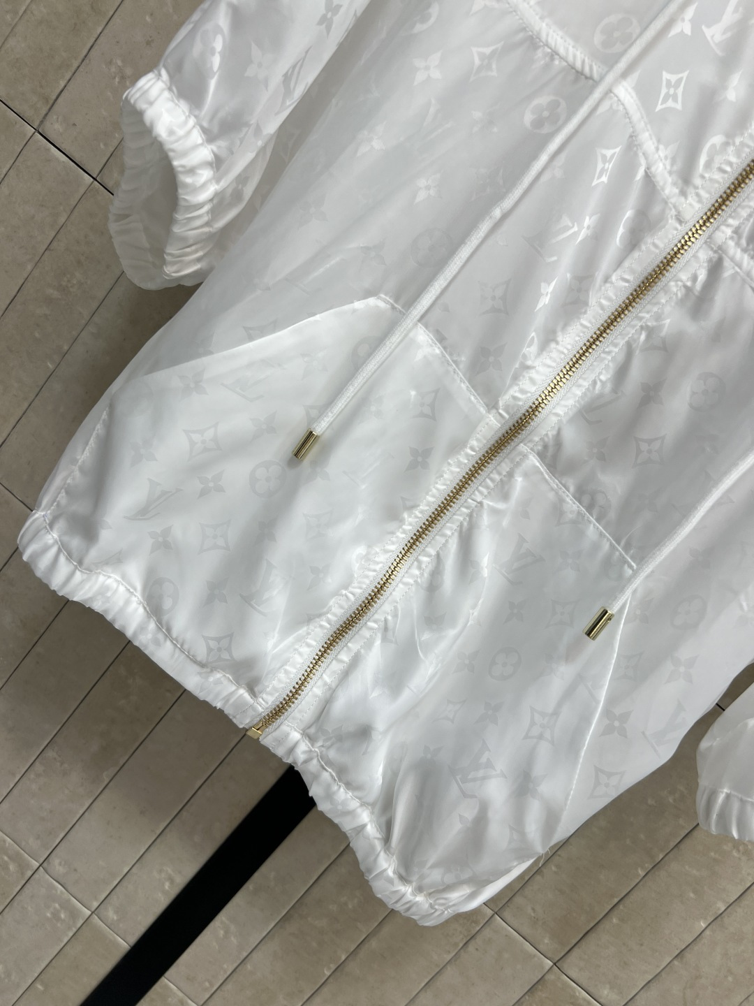 L家 26夏季新款 老花连帽套装 抽绳连帽上衣+高腰短裤 面料轻薄 低调暗纹提花 五分泡泡袖设计 宽松落