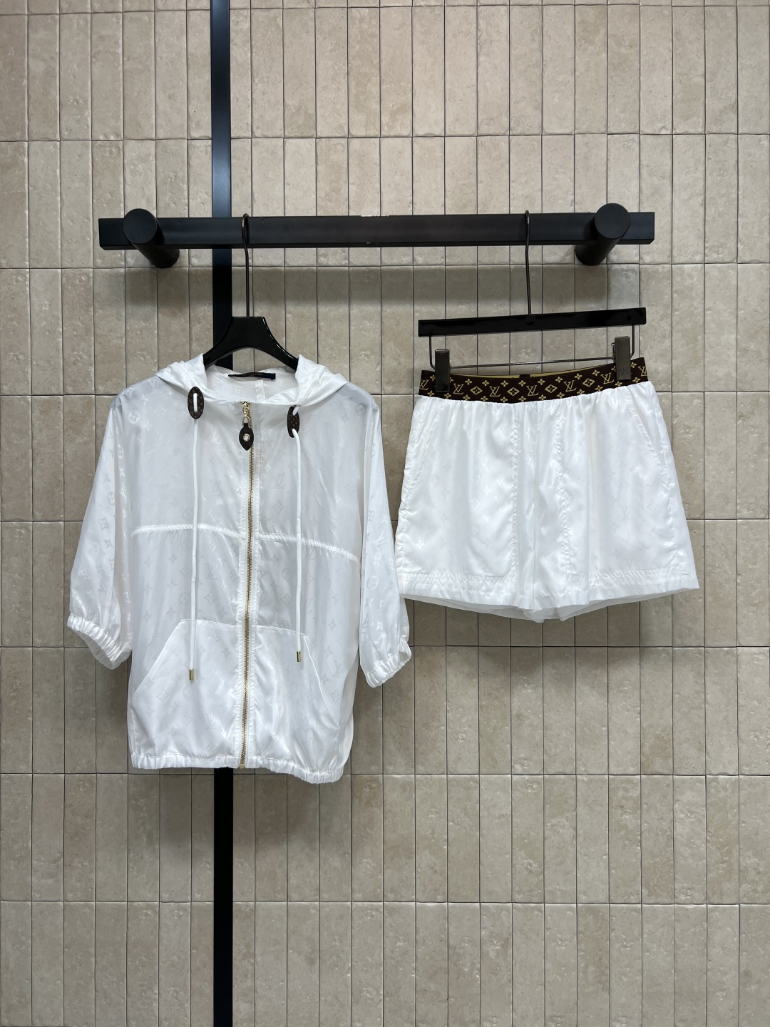 NO:862347,L's 26 new summer style presbyopia hooded suit, drawstring hooded top + high-waisted shorts, light fabric, low-key dark pattern jacquard, three-quarter puff sleeve design, loose shoulder design, same series of high-waisted shorts, classic presbyopic webbing embellishment at the waist, elastic waist without tightening, the whole upper body is casual and loose, suitable for daily outings, vacations, commuting and leisure, two colors and three sizes, Size/S-M-L,, louis  vuitton,shorts,hats,19860909L家 26夏季新款 老花连帽套装 抽绳连帽上衣+高腰短裤 面料轻薄 低调暗纹提花 五分泡泡袖设计 宽松落肩版型 同系列高腰短裤 腰部经典老花织带点缀 松紧腰不勒肉 整套上身随性松弛 日常出街 度假出游 通勤休闲都合适 两色三码Size/S-M-L,,louis vuitton,shorts,hats,,Women's clothing