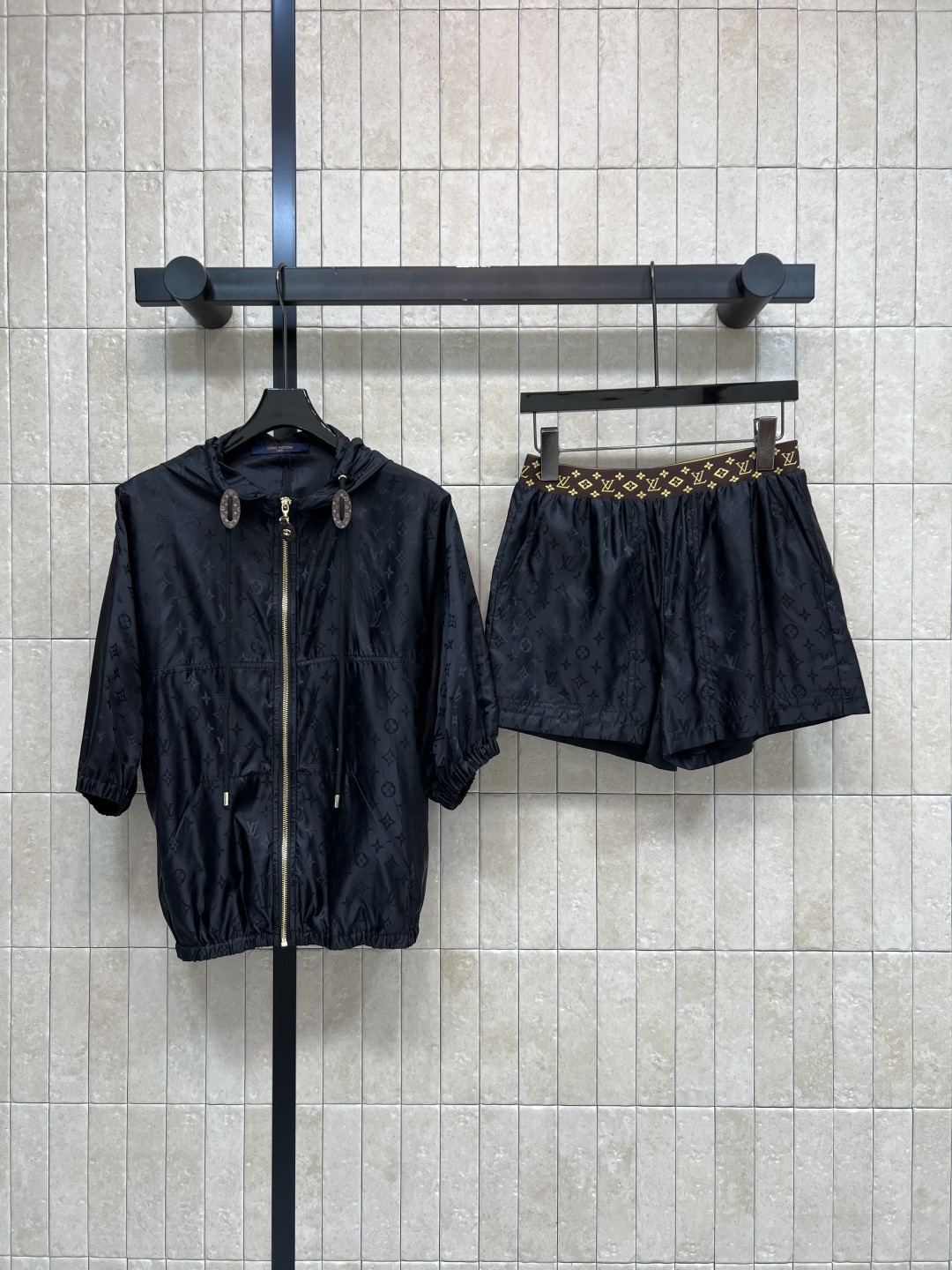 NO:862334,L's 26 new summer style presbyopia hooded suit, drawstring hooded top + high-waisted shorts, light fabric, low-key dark pattern jacquard, three-quarter puff sleeve design, loose shoulder design, same series of high-waisted shorts, classic presbyopic webbing embellishment at the waist, elastic waist without tightening, the whole upper body is casual and loose, suitable for daily outings, vacations, commuting and leisure, two colors and three sizes, Size/S-M-L,, louis  vuitton,shorts,hats,19860909L家 26夏季新款 老花连帽套装 抽绳连帽上衣+高腰短裤 面料轻薄 低调暗纹提花 五分泡泡袖设计 宽松落肩版型 同系列高腰短裤 腰部经典老花织带点缀 松紧腰不勒肉 整套上身随性松弛 日常出街 度假出游 通勤休闲都合适 两色三码Size/S-M-L,,louis vuitton,shorts,hats,,Women's clothing