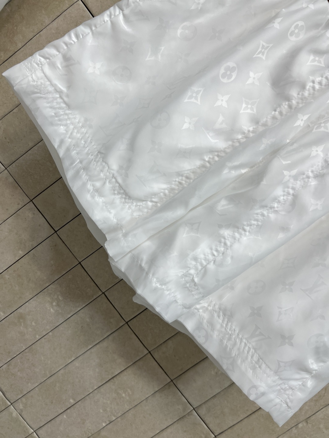 L家 26夏季新款 老花连帽套装 抽绳连帽上衣+高腰短裤 面料轻薄 低调暗纹提花 五分泡泡袖设计 宽松落