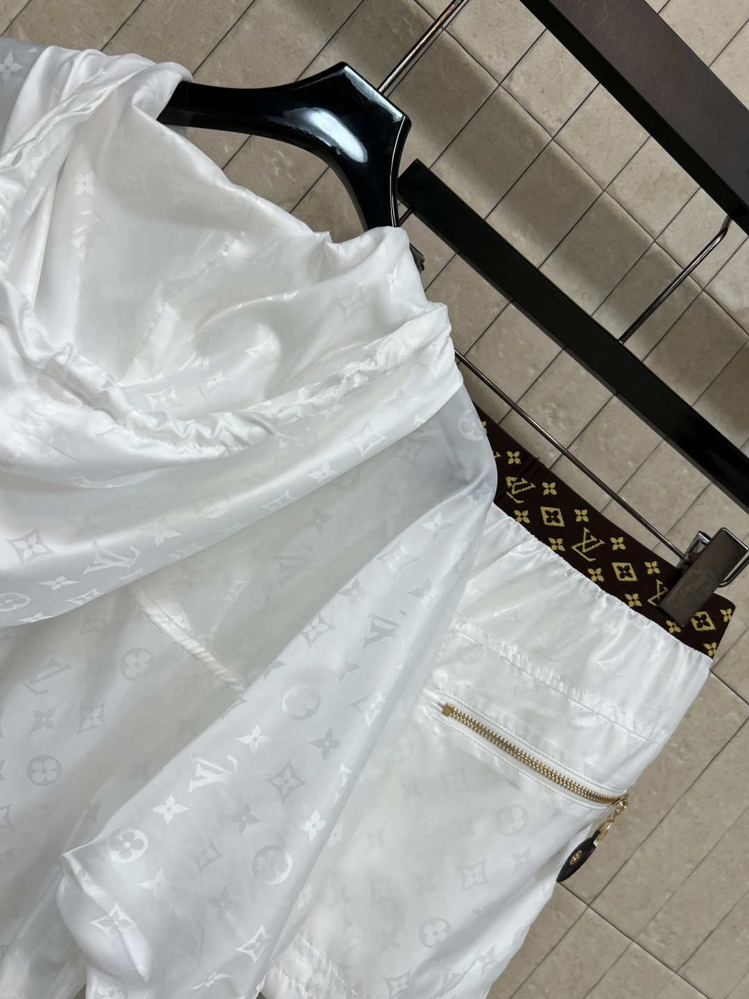 L家 26夏季新款 老花连帽套装 抽绳连帽上衣+高腰短裤 面料轻薄 低调暗纹提花 五分泡泡袖设计 宽松落