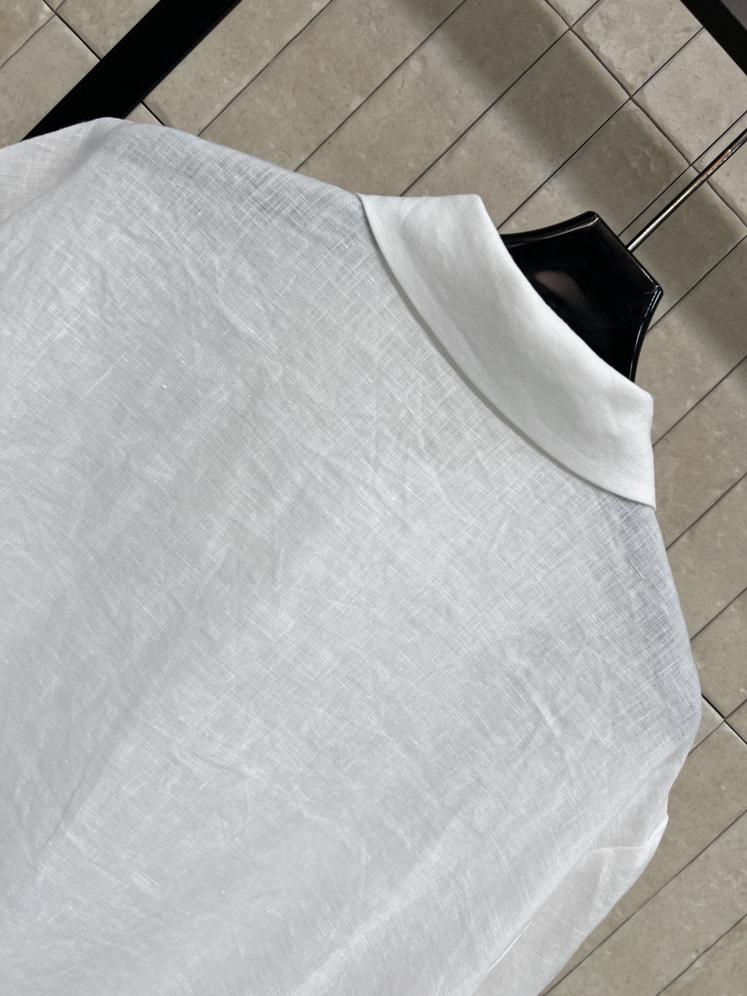L家 26夏季新款 白色抽绳短袖衬衫 采用轻薄亚麻面料 翻领+双口袋设计 实用又有型 腰部抽绳可调节 轻