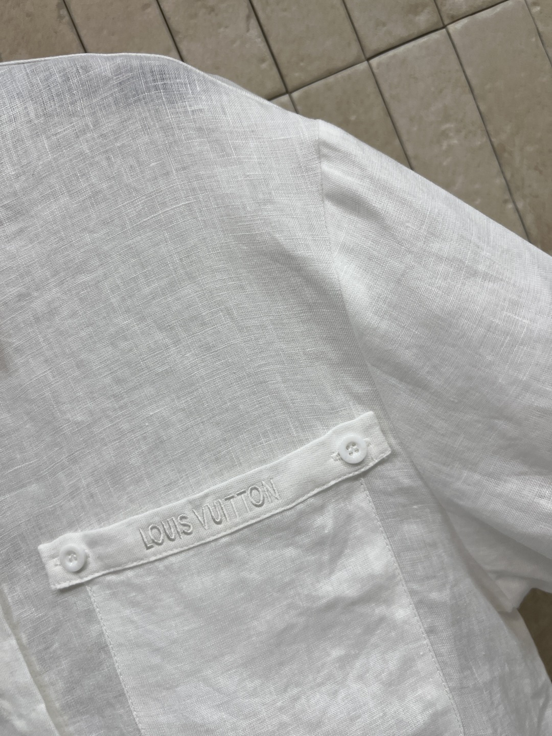 L家 26夏季新款 白色抽绳短袖衬衫 采用轻薄亚麻面料 翻领+双口袋设计 实用又有型 腰部抽绳可调节 轻