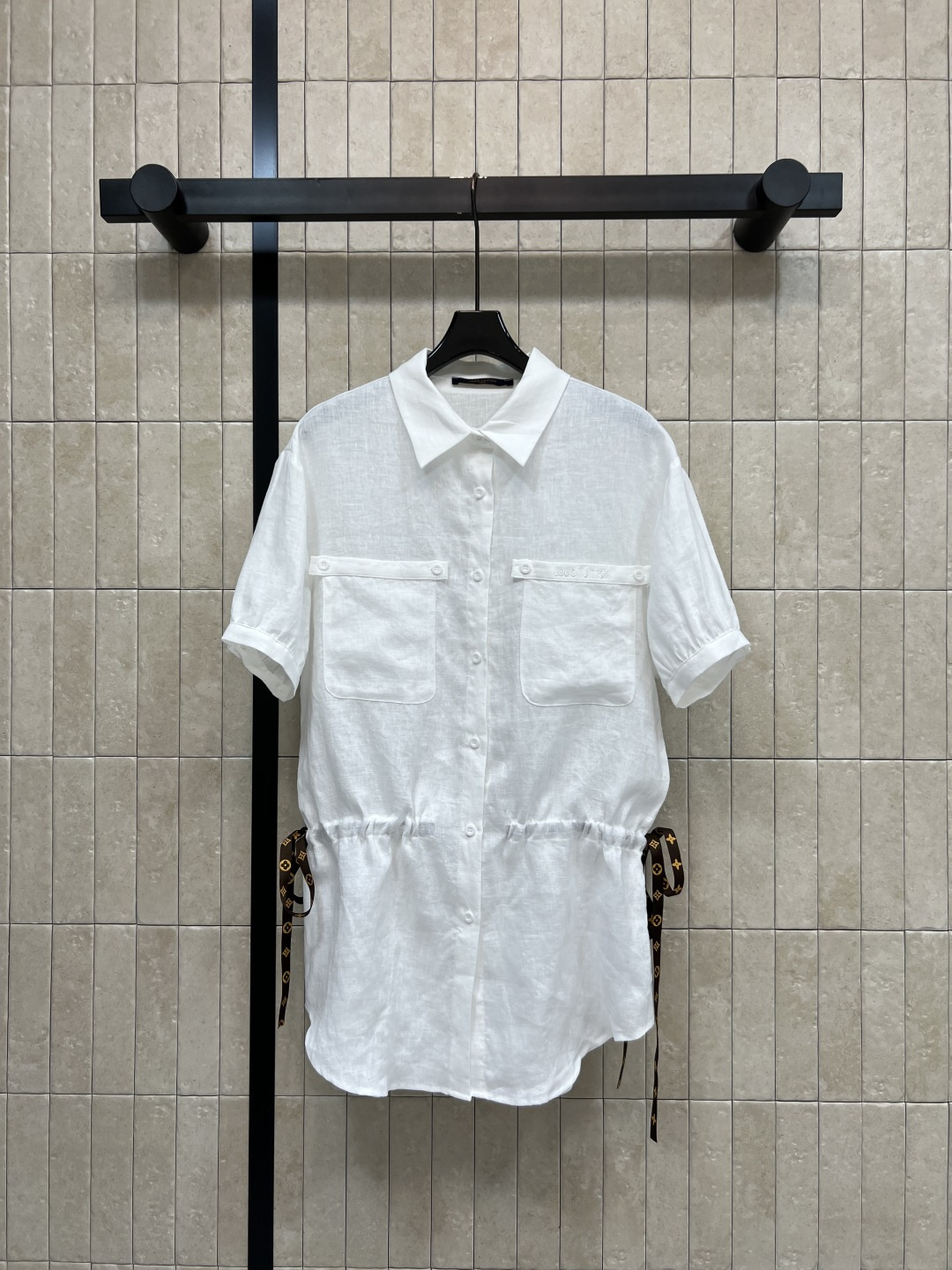 NO:862361,L's 26 new summer style white drawstring short-sleeved shirt made of light linen fabric, lapel + double pocket design, practical and stylish, adjustable waist drawstring, easy to create waist effect, slim and versatile, refreshing, commuting, vacation, easy to control in daily life, looks great with jeans or skirts, literary and casual style, get three sizes in one color, Size/S-M-L,, louis vuitton, skirts, jeans, shirts, T-shirt,19860909L家 26夏季新款 白色抽绳短袖衬衫 采用轻薄亚麻面料 翻领+双口袋设计 实用又有型 腰部抽绳可调节 轻松打造收腰效果 显瘦又百搭 清爽 通勤 度假 日常都能轻松驾驭 搭配牛仔裤或半身裙都很出彩 文艺休闲风get 一色三码Size/S-M-L,,louis vuitton,skirts,jeans,shirts,T-shirt,,Women's clothing