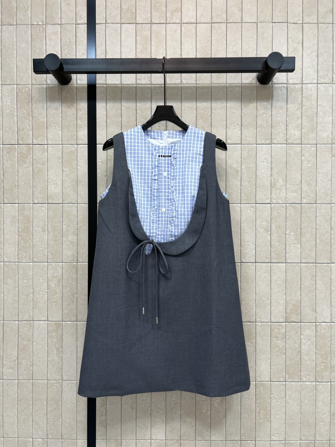 NO:862322,26 new summer style, gray vest skirt, blue and white plaid ear-hemmed shirt + dark gray U-shaped vest skirt, curved large U-neck tie, loose A-line straight version, not picky about body shape, hides fat and looks slim, stiff and anti-wrinkle, delicate texture, paired with loafers, white shoes, daily commuting, dates and outings, suitable for campus wear, three sizes in one color, Size/S-M-L,, loafers, skirts, shirts,1986090926夏季新款 灰色背心裙 蓝白格纹木耳边衬衫+深灰U型马甲裙 弧形大U领系带 宽松A字直筒版型 不挑身材 藏肉显瘦 挺括抗皱 质感细腻 搭配乐福鞋 小白鞋 日常通勤 约会出游 校园穿搭都适配 一色三码Size/S-M-L,,loafers,skirts,shirts,,Women's clothing