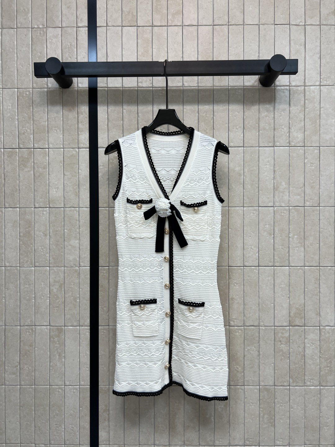NO:862427,Self's 26 new summer styles, sleeveless knitted dress, knitted fabric, soft and skin-friendly, black trim, V-neck sleeveless design, bow on the chest, super elegant, hollow texture + pearl buttons, perfect details, moderate skirt length, easy to manage for commuting, dating and formal occasions, comfortable and elegant to wear, three sizes in one color, Size/S-M-L,,fendi,skirts,19860909Self家 26夏季新款 无袖针织连衣裙 针织面料 柔软亲肤 黑色饰边 V领无袖设计 胸前蝴蝶结超优雅 镂空肌理+珍珠纽扣 细节满分 裙摆长度适中 通勤 约会 正式场合都能轻松驾驭 穿着舒适又显气质 一色三码Size/S-M-L,,fendi,skirts,,Women's clothing
