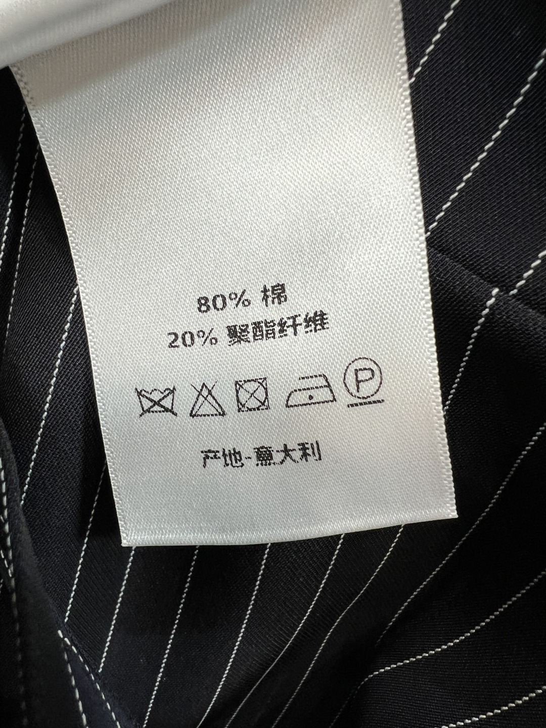 D家 26夏季新款 条纹连衣长裙 棉质混纺面料 撞色白巾式领结 温柔蝴蝶结系带 搭配金属爱心扣点缀  前