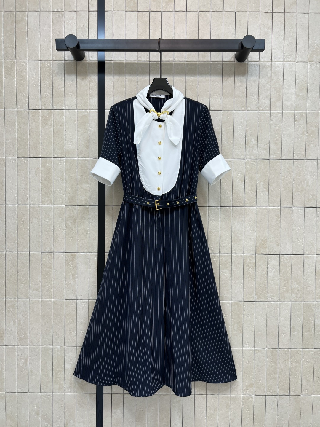 NO:862360,D Home 26 new summer style long striped dress, cotton blended fabric, contrasting white scarf-style tie, gentle bow tie, decorated with metal love buckle, white stitching on the front and cuffs, comes with a belt, freely adjustable, large A-line skirt, drape and stretch, commuting to work, daily dating, suitable for light formal occasions, low-key and unobtrusive, three sizes in one color, Size/S-M-L,, dior, skirts,19860909D家 26夏季新款 条纹连衣长裙 棉质混纺面料 撞色白巾式领结 温柔蝴蝶结系带 搭配金属爱心扣点缀 前襟跟袖口做了白色拼接 自带腰带 可自由调节 大摆A字裙摆垂坠舒展 通勤上班 日常约会 轻正式场合都适配 低调不张扬 一色三码Size/S-M-L,,dior,skirts,,Women's clothing