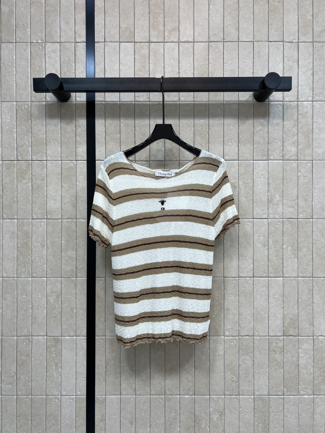 NO:862373,D's 26 new summer style striped sleeveless knitted top. Knitted fabric. Soft, skin-friendly and breathable. Green and white stripes + fungus edge design. Full of Korean style. Short and slim fit. Slimming and modifying the shoulder and neck lines. Pair with high-waisted pants or skirts. Easily get summer relaxation and wear for daily commuting. Versatile for casual outings. Three sizes in one color, Size/S-M-L,, dior, skirts,19860909D家 26夏季新款 条纹无袖针织上衣 针织面料 柔软亲肤又透气 绿白条纹+木耳边设计 韩系风格满满 短款修身版型 显瘦又修饰肩颈线条 搭配高腰裤或半裙 轻松get夏日松弛感穿搭日常通勤 休闲出街都很百搭 一色三码Size/S-M-L,,dior,skirts,,Women's clothing