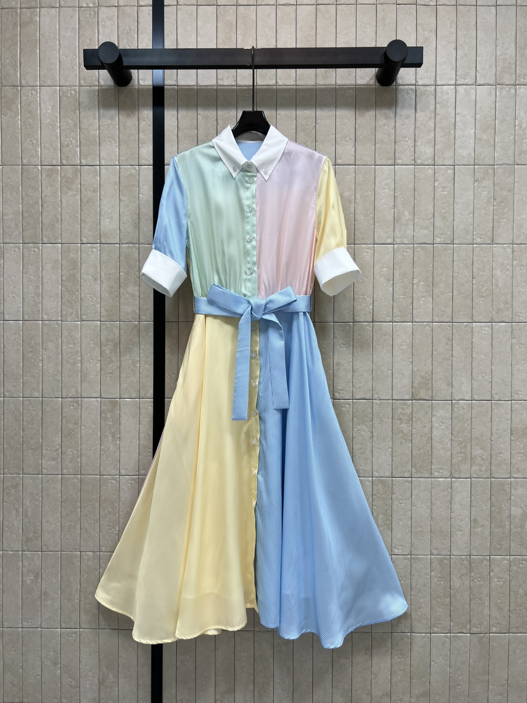 NO:862387,D Home 26 new summer style contrasting color shirt dress. The fabric feels smooth and drape perfectly. Shirt collar + short sleeves fully open button design. The same color laces at the waist are adjustable. Macaron four-color splicing. Matched with pinstripe texture. Drape A-line skirt. Modify the leg shape. Easily manage for commuting, dating and vacation. Pair with simple accessories or sandals to easily create a look for many occasions.  One color and four sizes Size/S-M-L-XL,,dior,sandals,skirts,shirts,T-shirt,19860909D家 26夏季新款 撞色衬衫连衣裙 面料触感柔滑 垂坠感满分 衬衫领+短袖全开扣设计 腰部同色系带可调节 马卡龙四色拼接 搭配细条纹肌理 垂坠感A字大裙摆 修饰腿型 通勤 约会 度假都能轻松驾驭 搭配简约配饰或凉鞋 轻松打造多场合造型 一色四码Size/S-M-L-XL,,dior,sandals,skirts,shirts,T-shirt,,Women's clothing