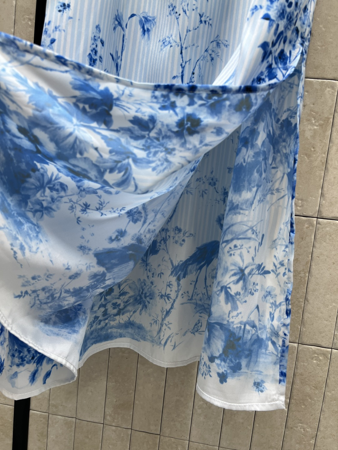 D家 26夏季新款 印花条纹连衣裙​​ 立领短袖半开扣设计 自带利落通勤感 垂坠感优质面料 显瘦又拉长身