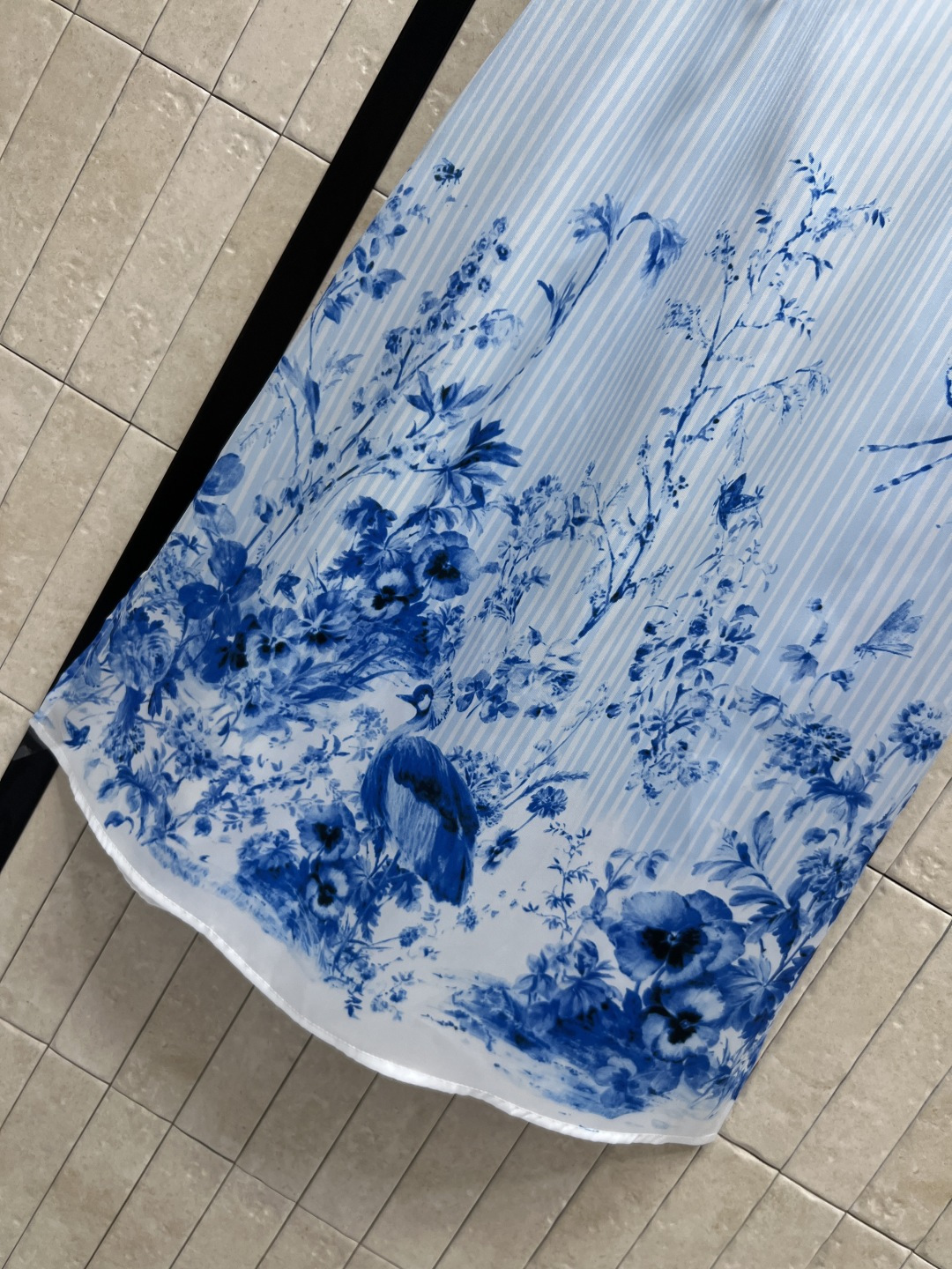 D家 26夏季新款 印花条纹连衣裙​​ 立领短袖半开扣设计 自带利落通勤感 垂坠感优质面料 显瘦又拉长身