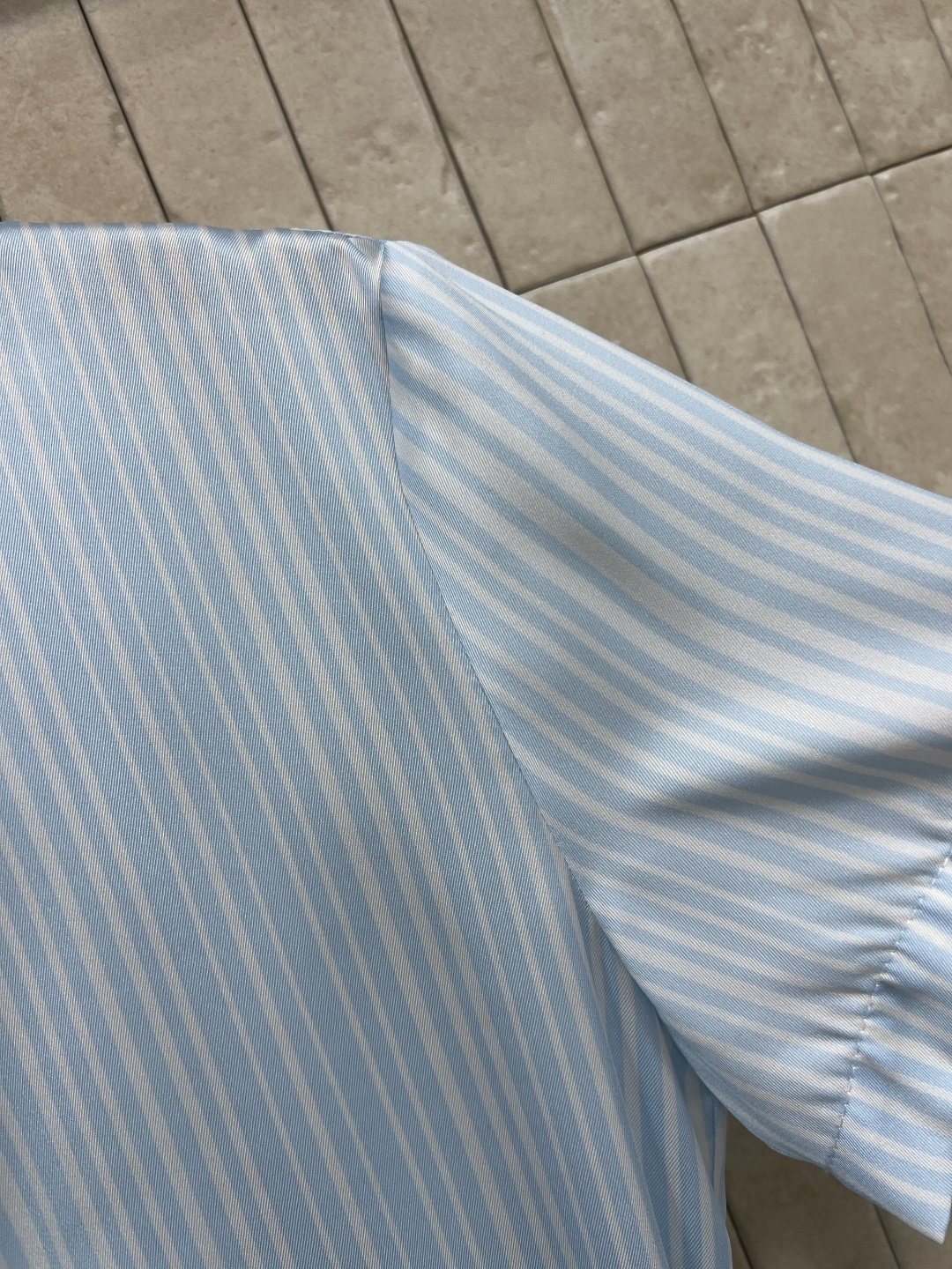 D家 26夏季新款 印花条纹连衣裙​​ 立领短袖半开扣设计 自带利落通勤感 垂坠感优质面料 显瘦又拉长身