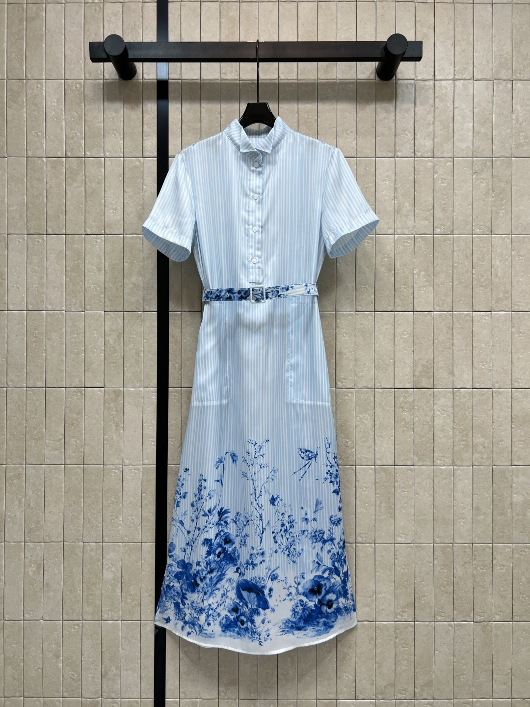 NO:862412,D's 26 new summer style printed striped dress, stand-up collar, short sleeves and half-button design, with a neat commuting feel, high-quality fabric with drape, slimming and elongating the figure, printed belt, cinching the waist to optimize the proportion, flower and bird print on the hem + slit design on both sides, full of atmosphere, paired with simple accessories or sandals, easy to get a high-end look, four sizes in one color, Size/S-M-L-XL,, dior, sandals, skirts, T-shirt,19860909D家 26夏季新款 印花条纹连衣裙 立领短袖半开扣设计 自带利落通勤感 垂坠感优质面料 显瘦又拉长身形 印花腰带 收腰优化比例 下摆花鸟印花+两侧开叉设计 氛围感满满 搭配简约配饰或凉鞋 轻松get高级感穿搭 一色四码Size/S-M-L-XL,,dior,sandals,skirts,T-shirt,,Women's clothing