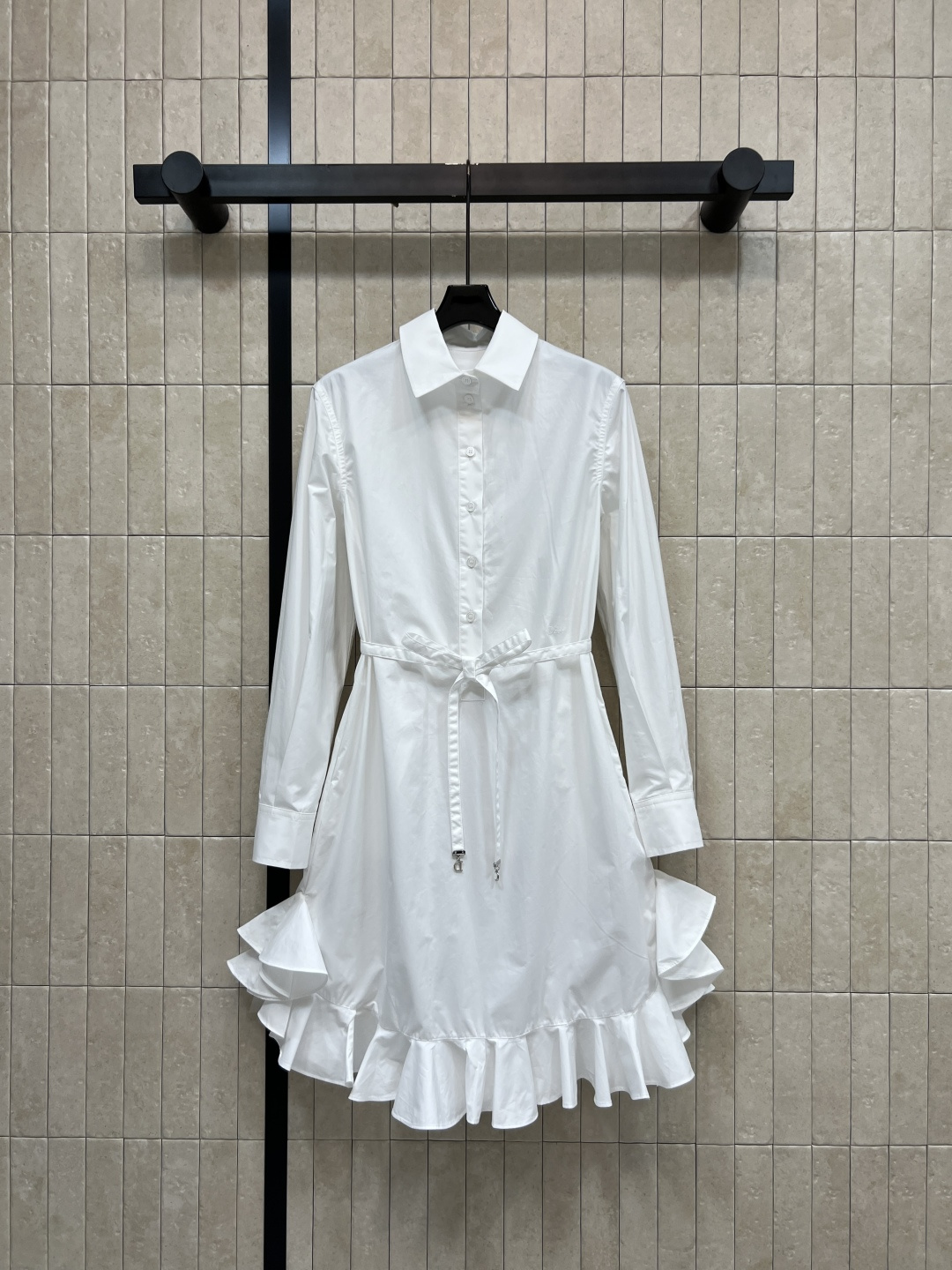 NO:862312,D's 26 new summer style white shirt dress, high-count cotton-like fabric, breathable and comfortable, single-breasted shirt collar design, fabric tie at the waist, adjustable elasticity, multi-layered ruffle tailoring at the hem, modified crotch line, flexible and elegant when walking, easy to control for commuting, dating and daily life, white is fresh and versatile, paired with light-colored shoes or small accessories, the atmosphere is easy to get  Four sizes in one color Size/S-M-L-XL,, dior, skirts, shirts,19860909D家 26夏季新款 白色衬衫连衣裙 高支棉感面料 透气舒适 衬衫领单排扣设计 腰间本布系带 可自由调节松紧 下摆多层荷叶边剪裁 修饰胯部线条 走动间灵动飘逸 通勤 约会 日常都能轻松驾驭 白色清新百搭 配浅色鞋或小饰品 氛围感轻松get 一色四码Size/S-M-L-XL,,dior,skirts,shirts,,Women's clothing