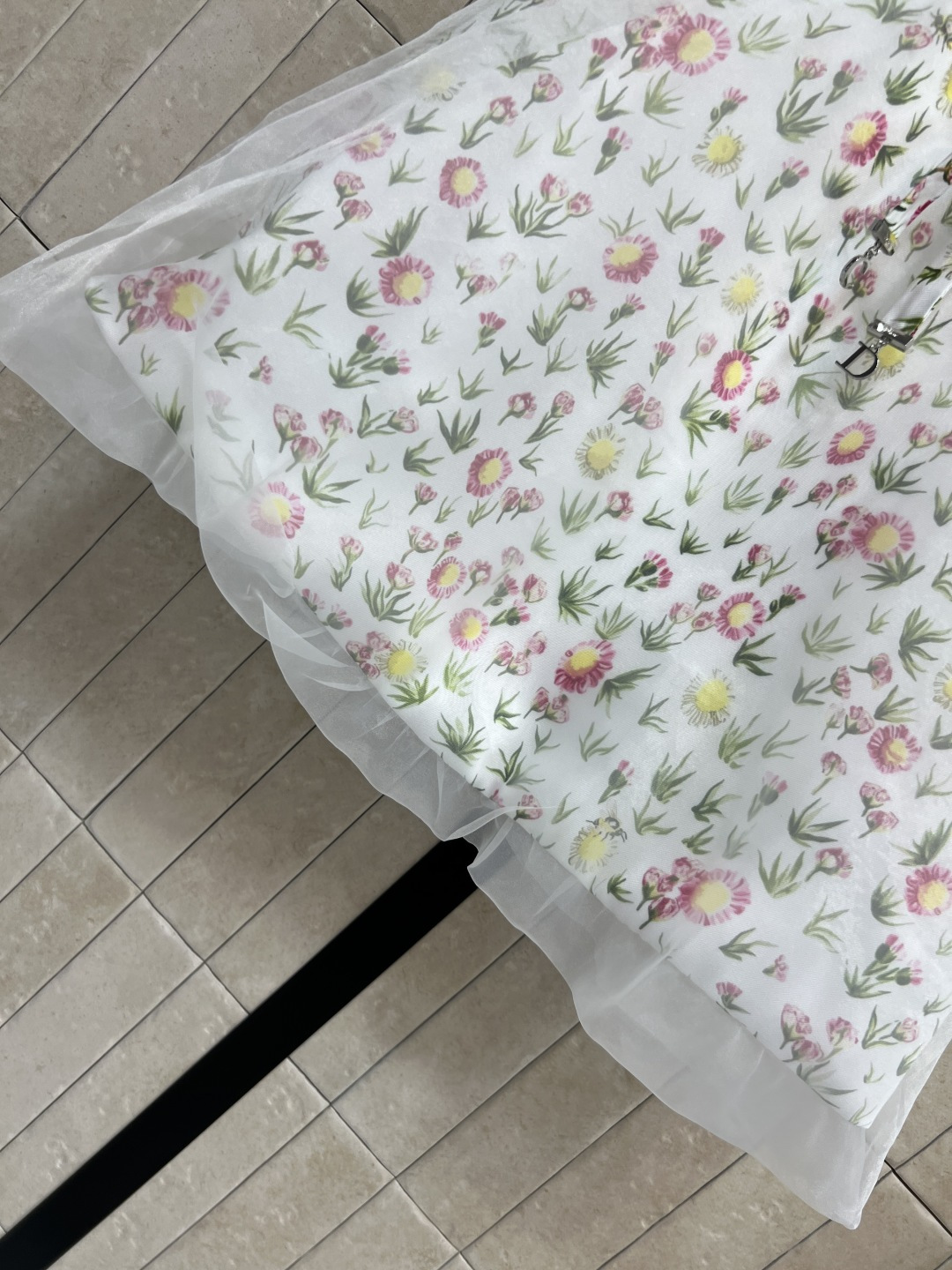 D家 26夏季新款 碎花无袖套装  碎花无袖上衣+高腰半裙 胸前系带设计 裙摆垂坠灵动 整套外层轻薄网纱