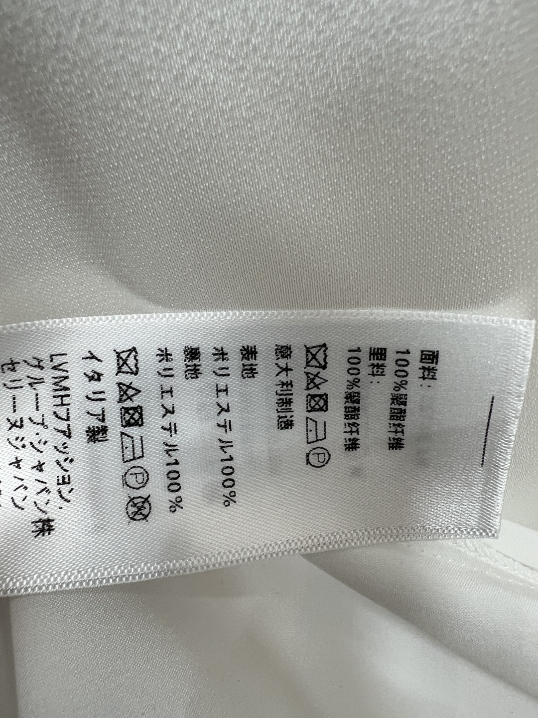 D家 26夏季新款 白色无袖连衣裙 圆领系带设计 腰间松紧收腰精准勾勒腰线 侧排的金扣点缀 低调又透着高