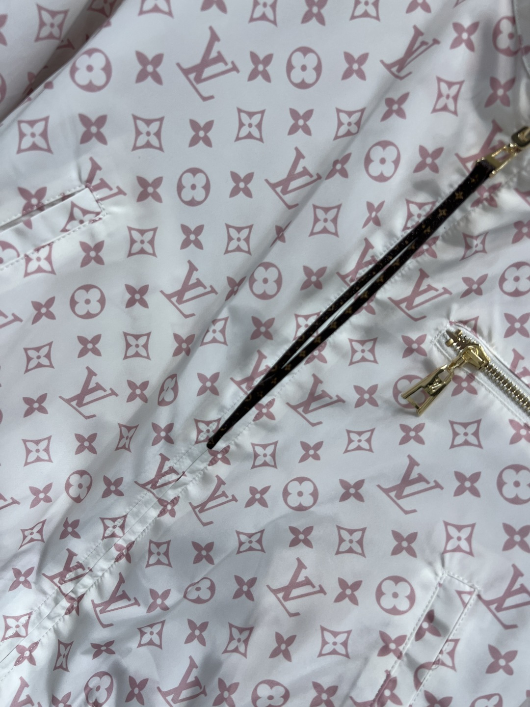L家 26夏季新款 老花夹克外套 短款立领版型+利落拉链设计 正反两穿的设计 面是满印热气球的元气少女感