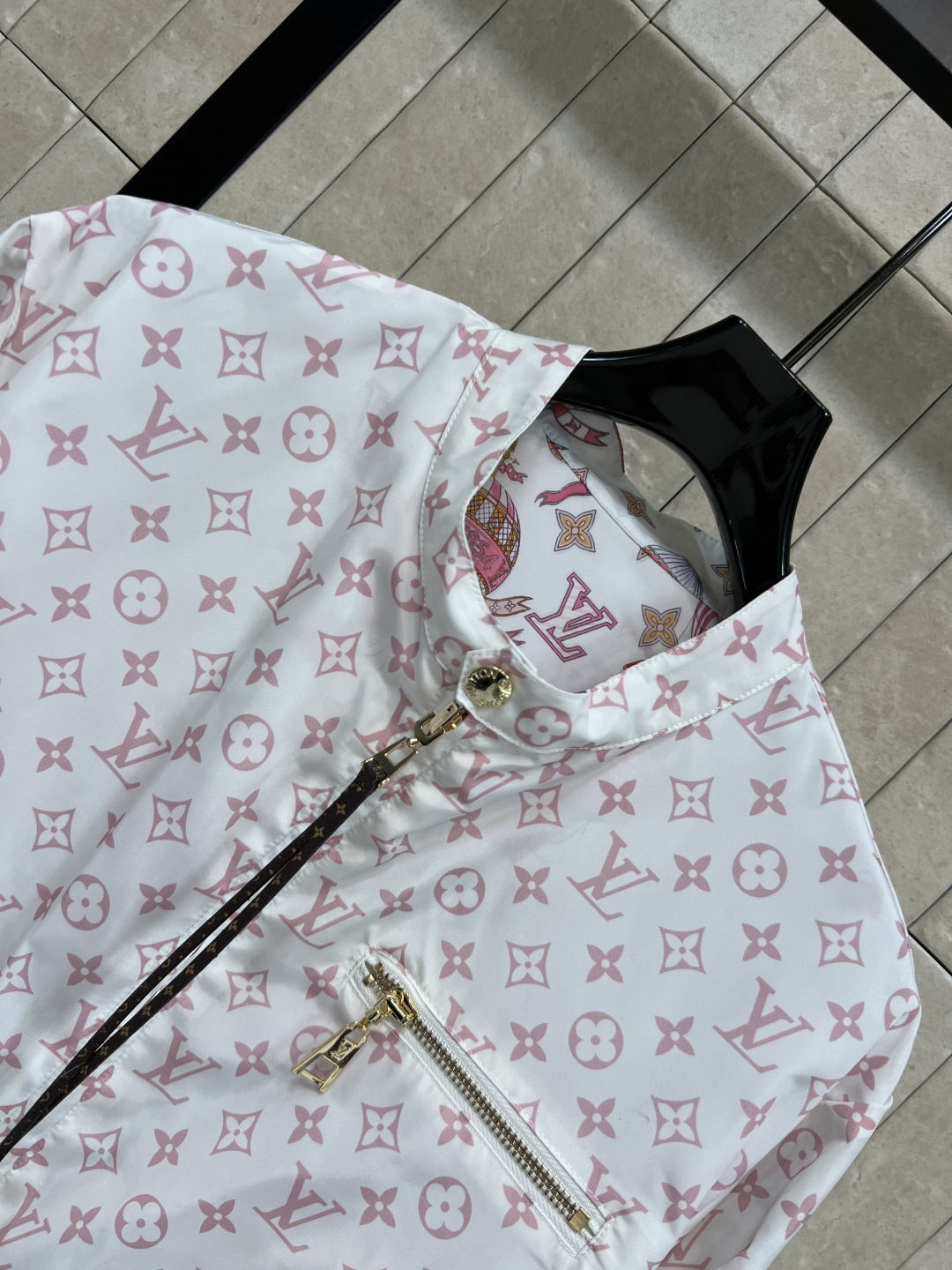 L家 26夏季新款 老花夹克外套 短款立领版型+利落拉链设计 正反两穿的设计 面是满印热气球的元气少女感