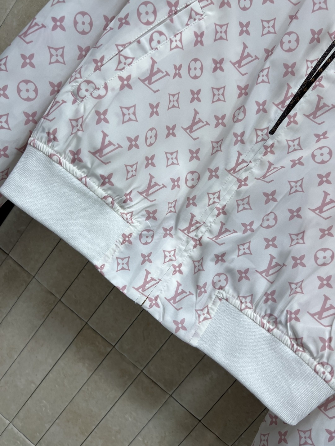 L家 26夏季新款 老花夹克外套 短款立领版型+利落拉链设计 正反两穿的设计 面是满印热气球的元气少女感