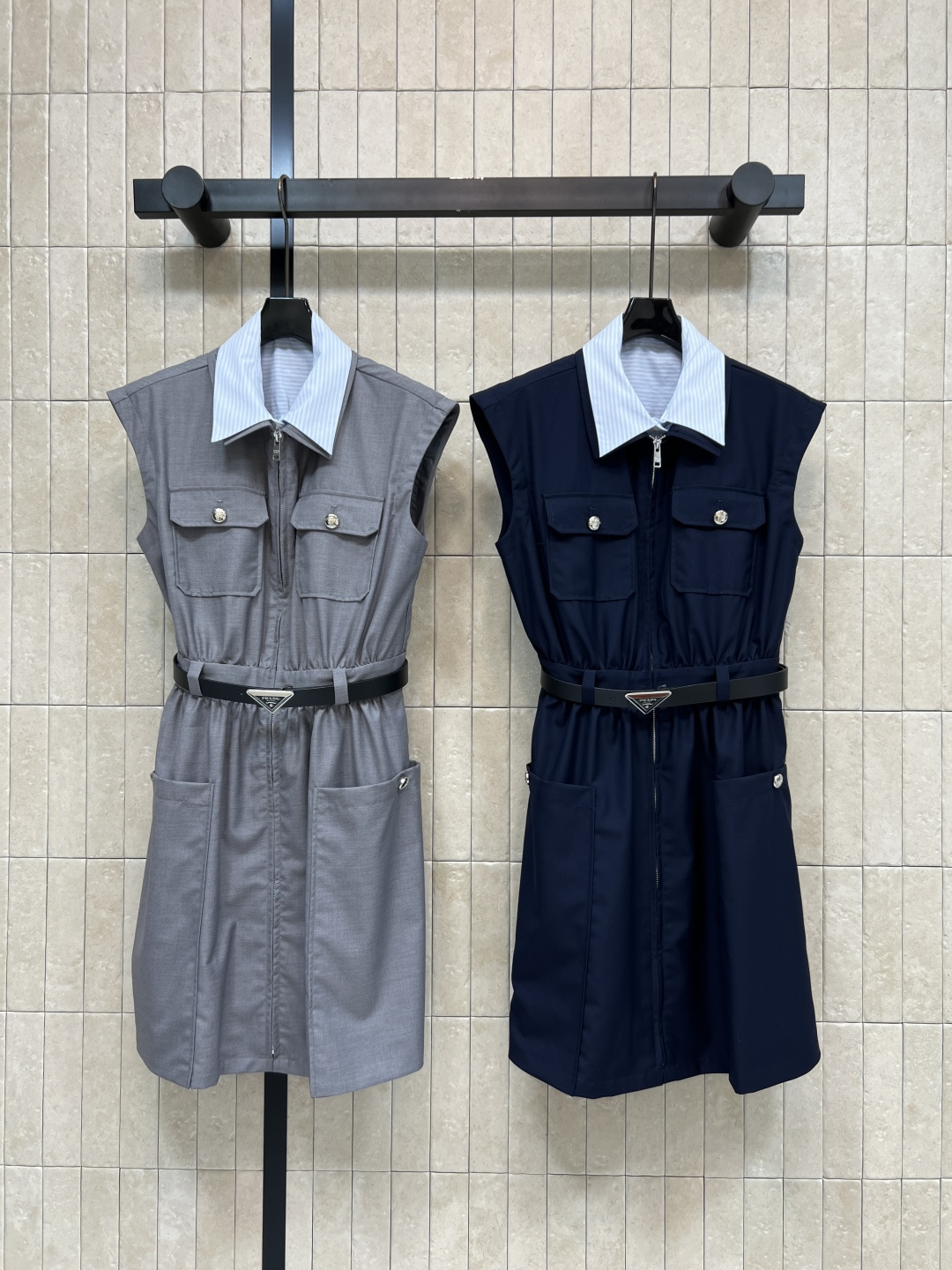 NO:863919,PD Home 26 new summer style fake two-piece dress. Blue and white striped lapels add a sense of layering. The design of the sleeveless work skirt cleverly adds a sense of layering. Metal buckle pocket on the chest. Through zipper. Triangular belt with the same brand. It looks slim and stylish. It can be easily controlled for commuting, leisure and outdoor. Simple and versatile, full of temperament. Two colors and three codes, Size/S-M-L,, dior, skirts,19860909PD家 26夏季新款 假两件连衣裙 蓝白条纹翻领增添层次感 无袖工装裙的设计 巧妙撞出层次感 胸前的金属扣口袋 贯穿式拉链 同品牌三角标腰带 显瘦又有腔调 通勤 休闲 户外都能轻松驾驭 简约百搭 气质感满分 两色三码Size/S-M-L,,dior,skirts,,Women's clothing