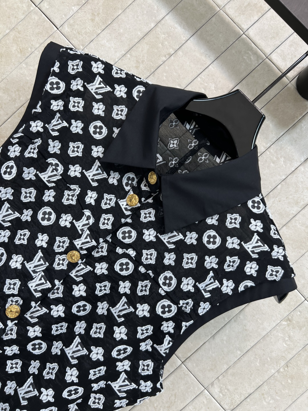 L家 26夏季新款 老花衬衫连衣裙 无袖+翻领设计 金属纽扣点缀 细节满分 腰部同色腰带 修饰身形又提升