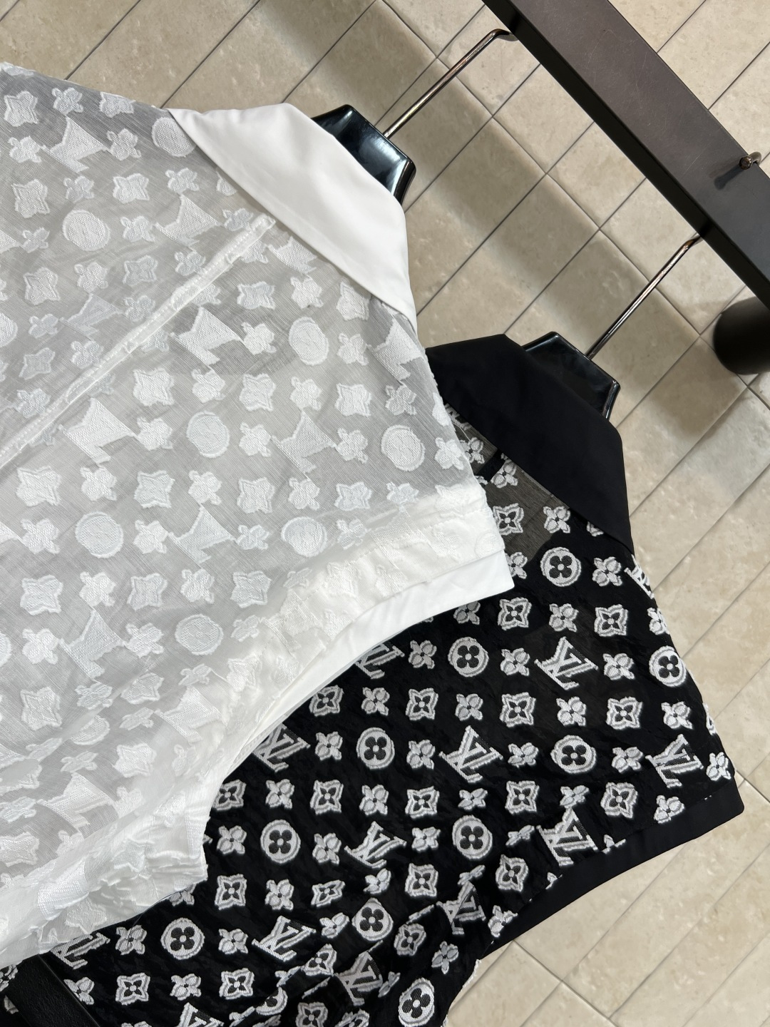 L家 26夏季新款 老花衬衫连衣裙 无袖+翻领设计 金属纽扣点缀 细节满分 腰部同色腰带 修饰身形又提升
