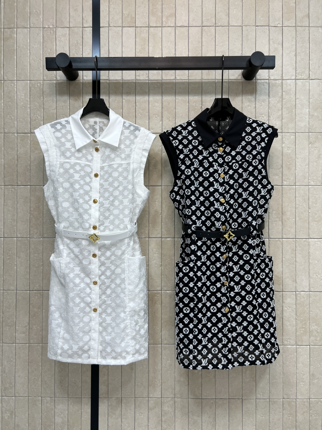 NO:863945,L's 26 new summer style presbyop shirt dress Sleeveless + lapel design Metal button embellishment Full of details Belt of the same color at the waist Modifies the figure and enhances the sense of hierarchy The embossed logo on the skirt is low-key and recognizable. It is a classic element The overall simplicity and elegance can be easily managed for commuting, gatherings and vacations. It goes well with high heels or sandals. Two colors and three sizes Size/S-M-L,, louis vuitton, sandals, high  heels,skirts,shirts,19860909L家 26夏季新款 老花衬衫连衣裙 无袖+翻领设计 金属纽扣点缀 细节满分 腰部同色腰带 修饰身形又提升层次感 裙身浮雕Logo 低调又有辨识度 是经典元素 整体简约优雅 通勤 聚会 度假都能轻松驾驭 搭配高跟鞋或凉鞋都很出彩 两色三码Size/S-M-L,,louis vuitton,sandals,high heels,skirts,shirts,,Women's clothing