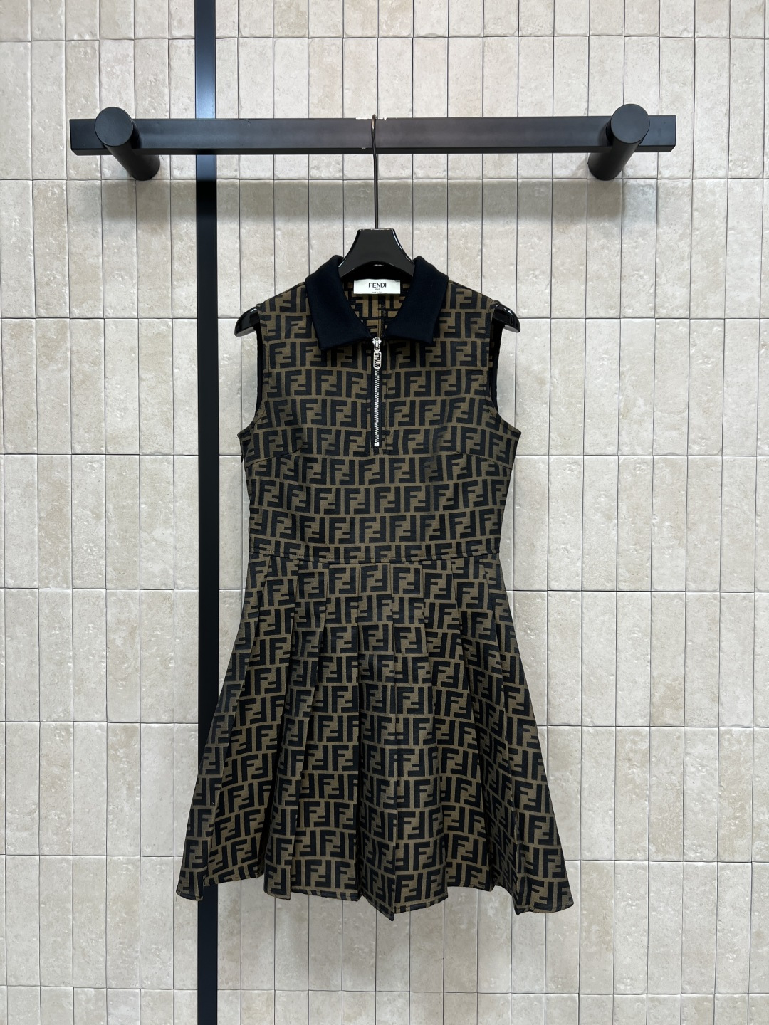 NO:863965,FD Home 26 new summer styles Presbyopic pleated dress Contrast color small lapels + half-open zipper Easy to put on and take off A-line pleated skirt Modifies the body shape The flesh is slimming and not picky The fabric is comfortable and breathable Suitable for daily or light formal occasions Pair with T-shirts, shirts or simple shoes to easily create a variety of styles Fashionable and versatile Three sizes in one color Size/S-M-L,, dior, skirts, shirts, tees, t-shirt,19860909FD家 26夏季新款 老花百褶连衣裙 撞色小翻领+半开拉链 穿脱方便 A字百褶裙摆 修饰身形 这肉显瘦 不挑身材 面料舒适透气 日常或轻正式场合都很适合 搭配T恤 衬衫或简约鞋履 轻松打造多种风格 时髦又百搭 一色三码Size/S-M-L,,dior,skirts,shirts,tees，t-shirt,,Women's clothing