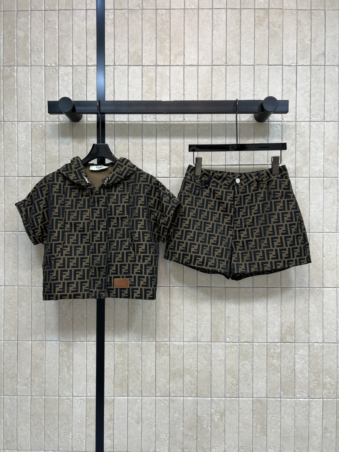 NO:863986,FD Home 26 new summer style presbyopia hooded suit, hooded short sleeves + high-waisted shorts, short and neat tailoring to raise the waistline, all-over printing design with brand recognition, leather logo embellishment on the hem, breaking the monotony, high-quality crisp fabric, online texture, overall super coordinated, suitable for daily wear or travel, comfortable and eye-catching, three sizes in one color, Size/S-M-L,, dior, shorts, T-shirt, hats,19860909FD家 26夏季新款 老花连帽套装 连帽短袖+高腰短裤 短款利落剪裁拉高腰线 满印设计自带品牌辨识度 下摆皮革logo点缀 打破单调 优质挺括面料 质感在线 整体超协调 日常穿搭或出游都很适合 舒适又吸睛 一色三码Size/S-M-L,,dior,shorts,T-shirt,hats,,Women's clothing