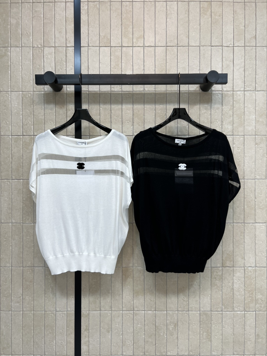 NO:864032,C's 26 new summer style mesh splicing knitted top made of wool blended fabric, bat sleeves + mesh stripe design, full of layering, double C logo on the chest is very recognizable, loose fit covers the flesh and makes you slim, can be easily controlled by all body types, can be worn for daily commuting and casual outings, it is OK with jeans or skirts, two colors and three sizes, Size/S-M-L,,chanel,skirts,jeans,19860909C家 26夏季新款 网纱拼接针织上衣 采用羊毛混纺面料 蝙蝠袖+网纱条纹设计 层次感满满 胸前双C标志超有辨识度 宽松版型遮肉显瘦 各种身材都能轻松驾驭 日常通勤 休闲出街都能搭 配牛仔裤或半裙都很OK 两色三码Size/S-M-L,,chanel,skirts,jeans,,Women's clothing