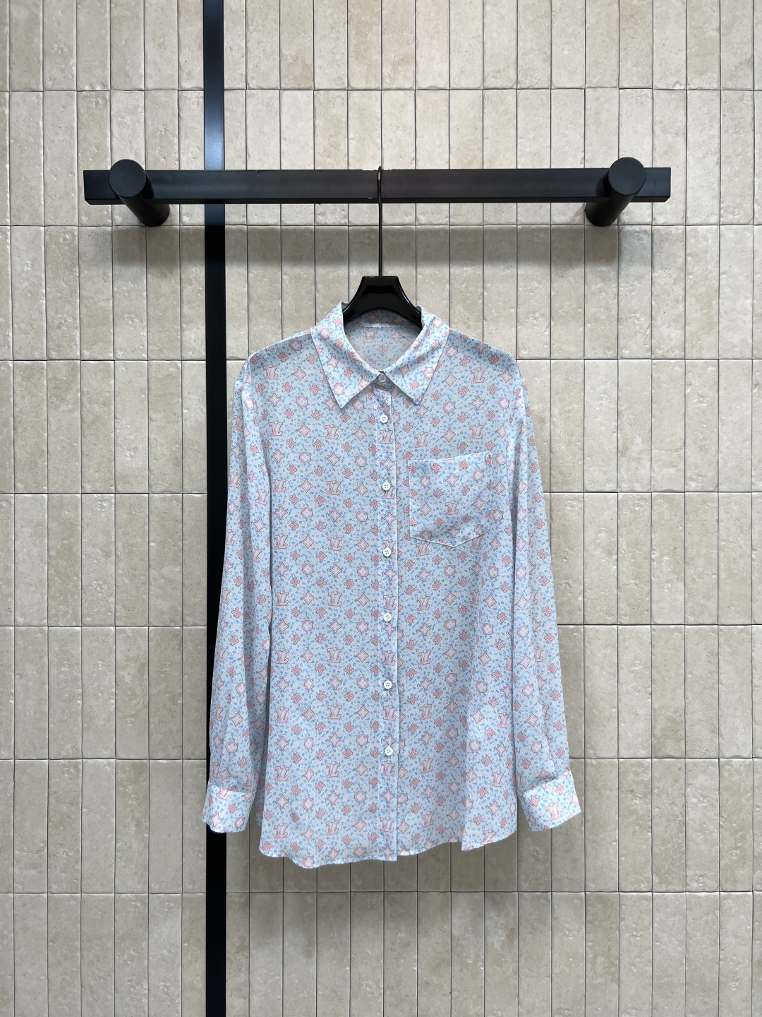 NO:864009,L's 26 new summer style presbyopia long-sleeved shirt, classic lapel + single-breasted design, neat and simple, exquisite chest pocket details, loose fit, not picky about body shape, light drape fabric, simple and practical, adjustable cuffs, can be worn alone or layered, can be easily controlled for commuting, leisure and outdoor, comfortable and stylish, three sizes in one color, Size/S-M-L,, louis vuitton, shirts,19860909L家 26夏季新款 老花长袖衬衫 经典翻领+单排扣设计 利落简约 胸口口袋细节精致 宽松版型 不挑身材 轻薄垂坠面料 简约实用 袖口可调节 单穿或叠搭都很OK 通勤 休闲 户外都能轻松驾驭 舒适又有设计感 一色三码Size/S-M-L,,louis vuitton,shirts,,Women's clothing